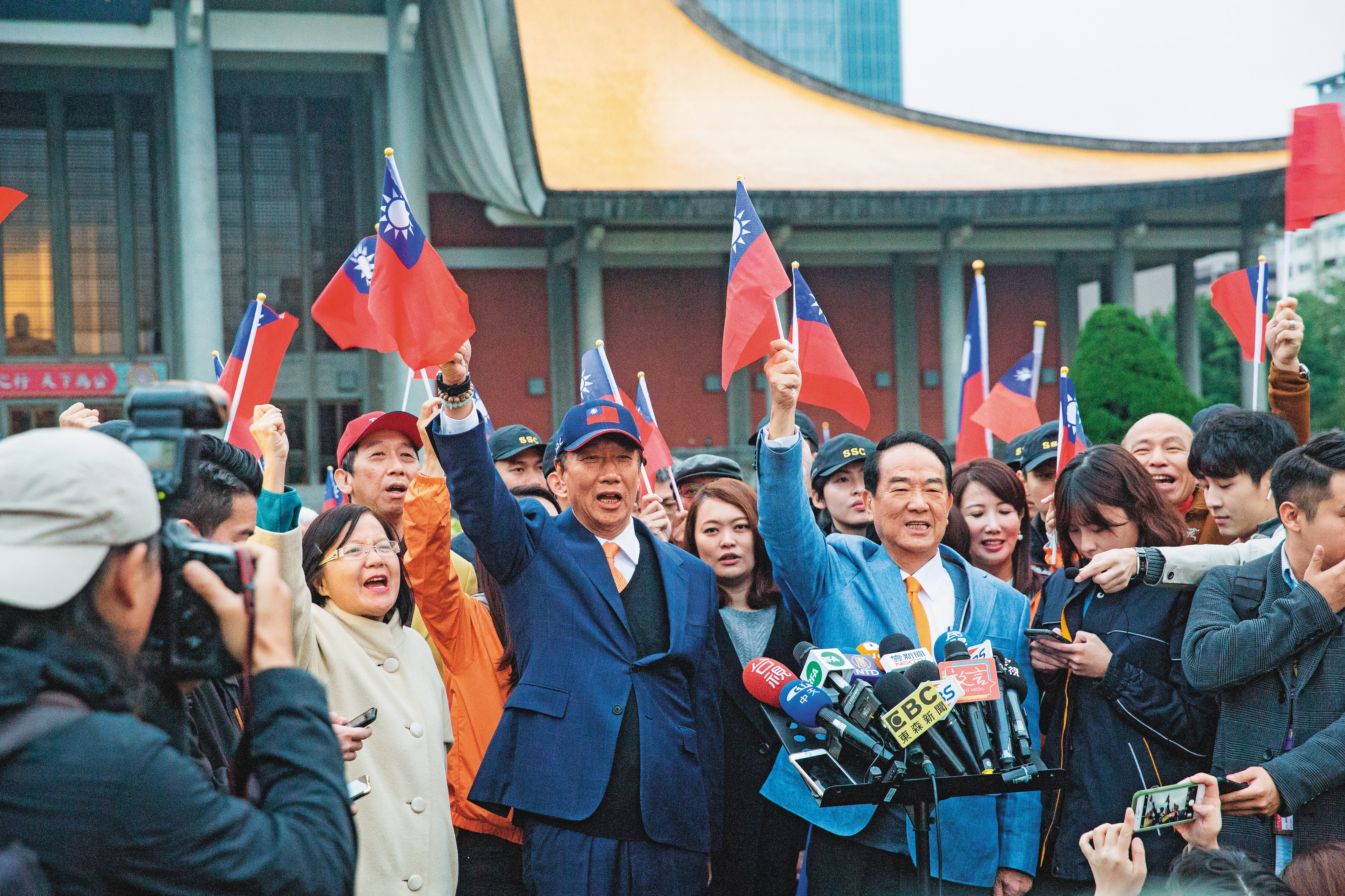 宋楚瑜再次披掛上陣選總統，在郭台銘全力加持下，盼能協助親民黨跨過政黨票門檻。
