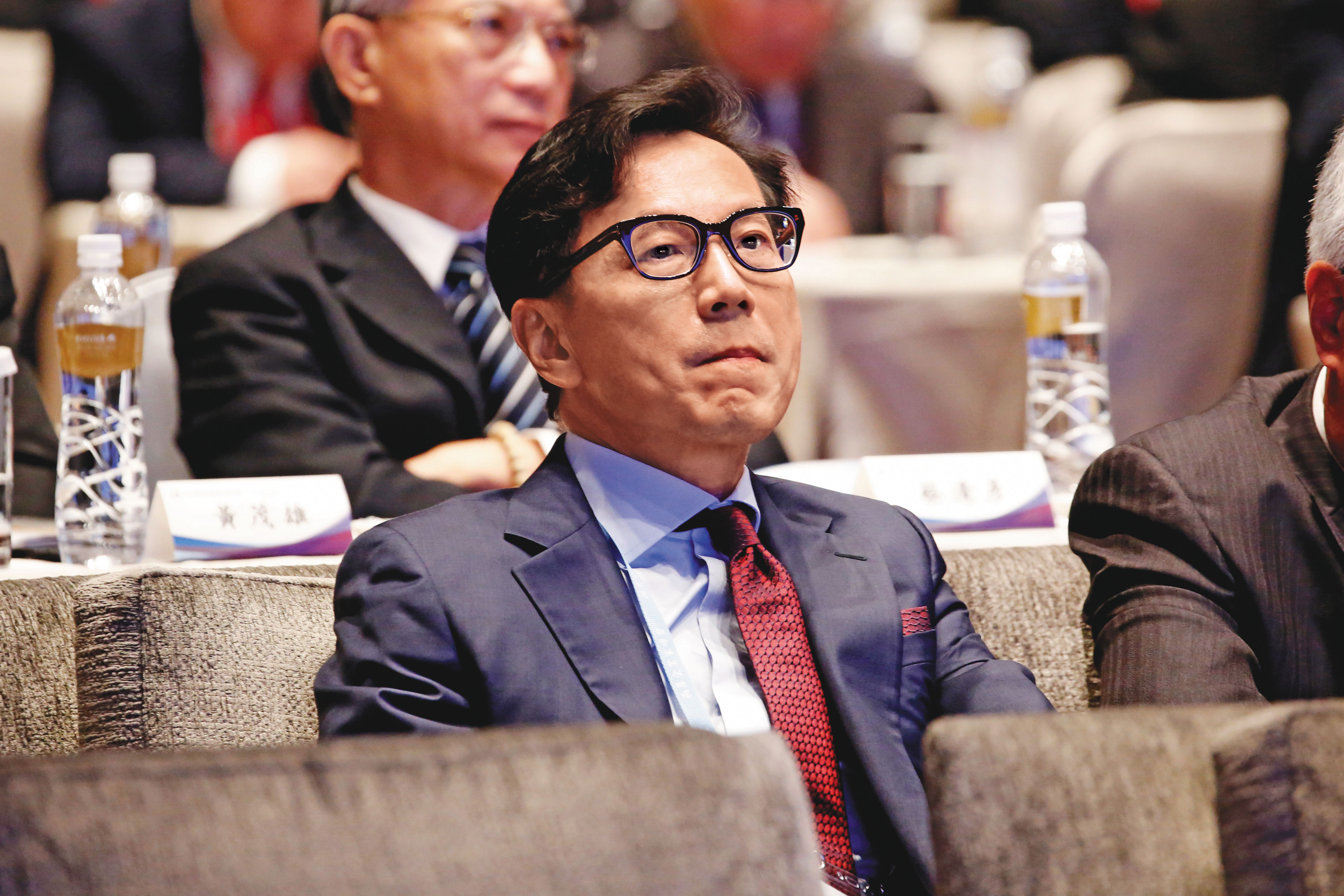 台灣大董事長蔡明忠算盤撥得精,外傳可能找盟友亞太電信合作。