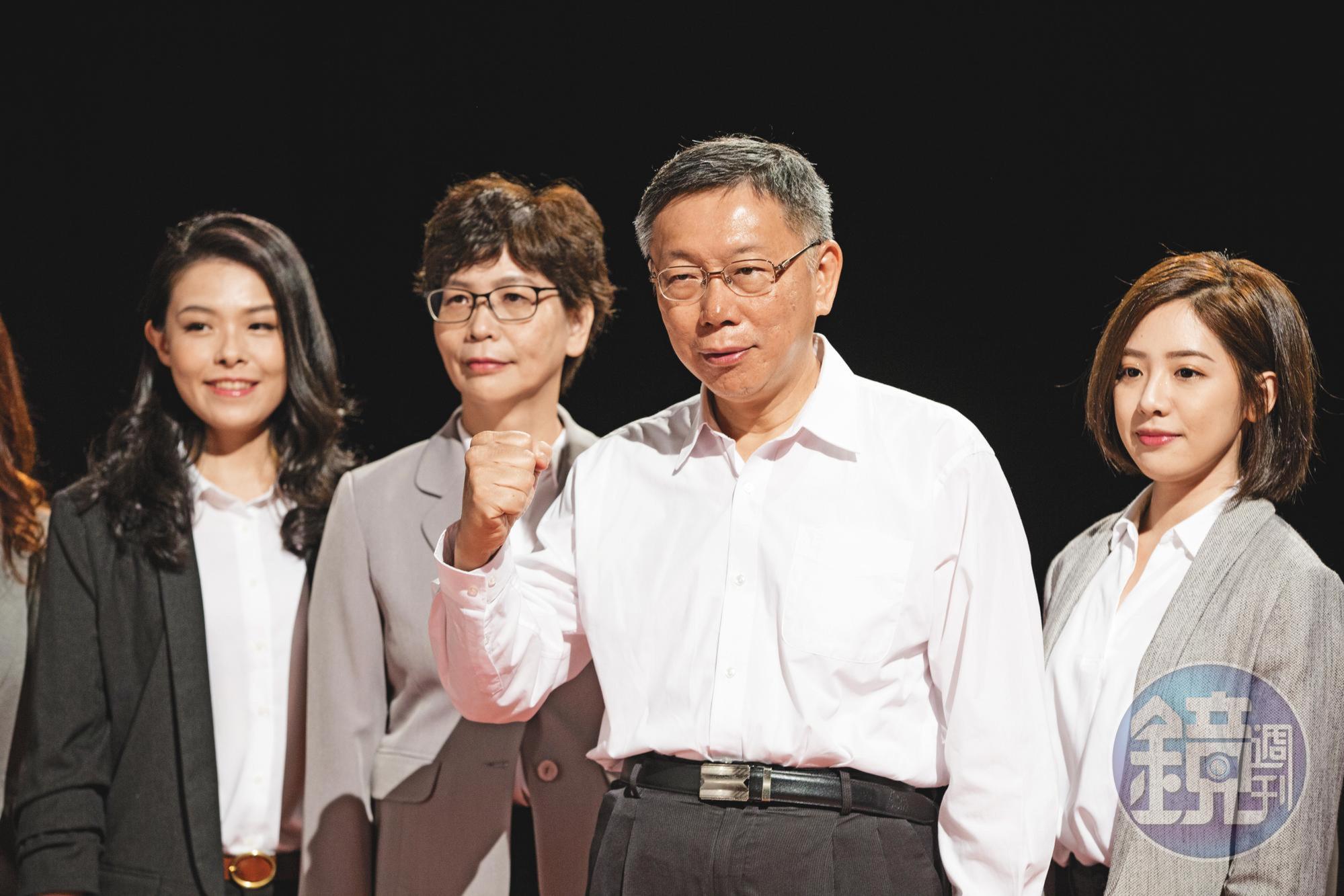柯文哲（右2）的台灣民眾黨誓言拿下國會第3大黨，心腹蔡壁如（左2）、「學姐」黃瀞瑩（右）選前更跑遍全台基層催票。