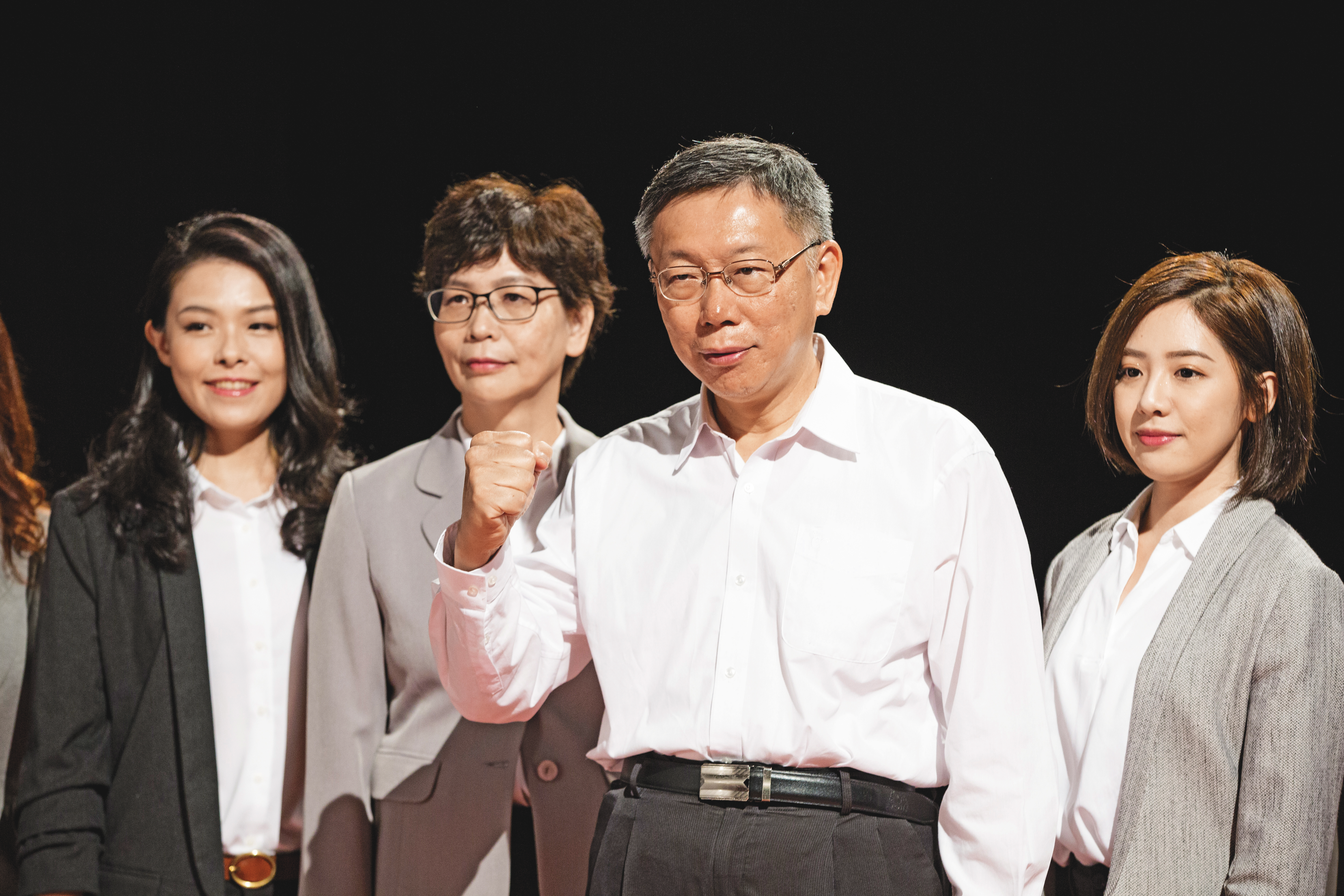 柯文哲（右2）的台灣民眾黨誓言拿下國會第3大黨，心腹蔡壁如（左2）、「學姐」黃瀞瑩（右）選前更跑遍全台基層催票。