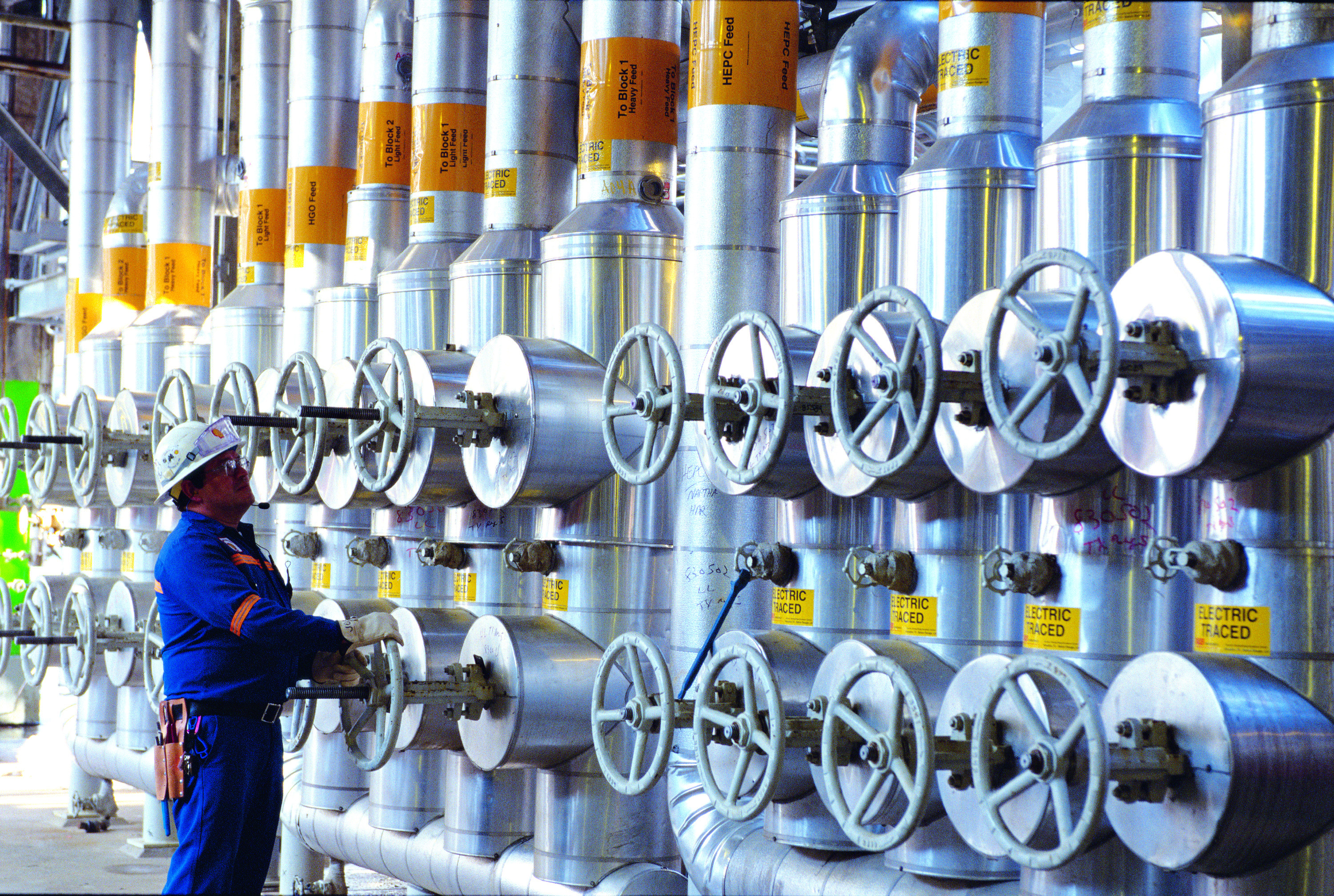 美國狙殺伊朗重要將領，引爆中東緊張局勢，避險需求帶動油金價格上漲。（翻攝自殼牌官網）