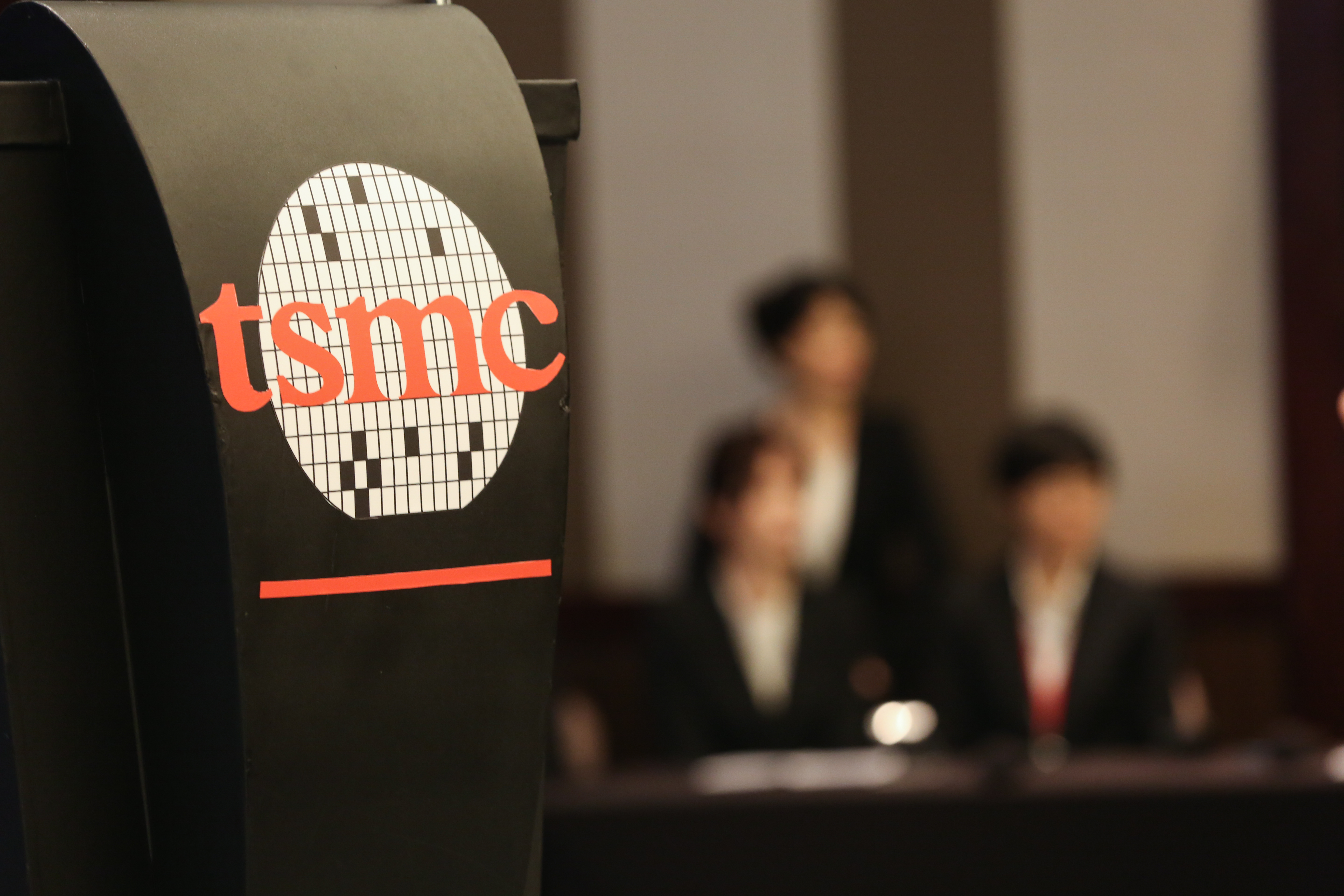 美伊衝突升溫，避險資金趁機大砍權值股，台積電股價重挫。