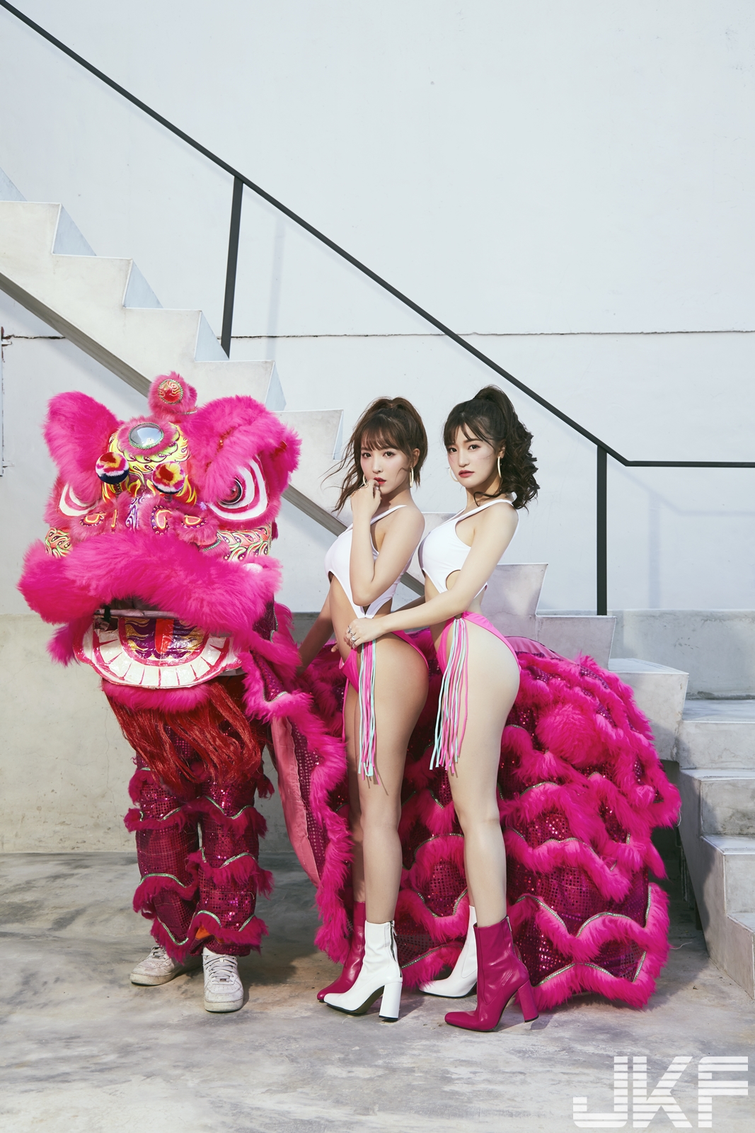 三上悠亞與高橋聖子打扮同款造型，展露性感好身材。（JKF提供）