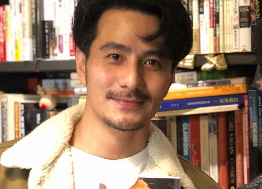 郭彥甫去年飛往美國途中因為流感病毒襲擊，讓他心臟異常疼痛，下飛機時才赴美國的醫院急救。（翻攝自郭彥甫臉書）