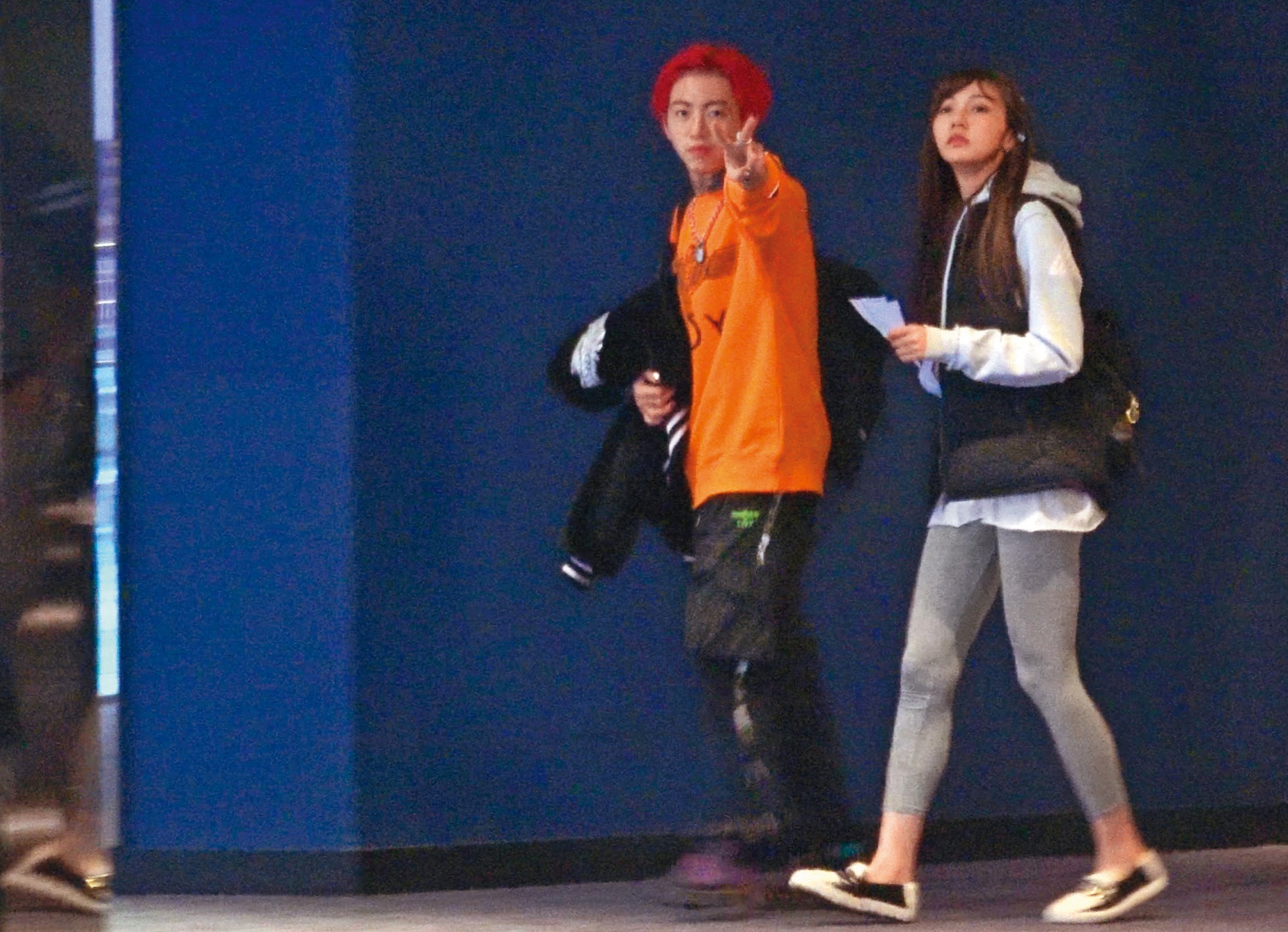 12月19日21：56，莉婭（右）看似表面低調，沒有對外發言，但她還是痴守著謝和弦，並覺得他跟他老婆之間不關自己的事。