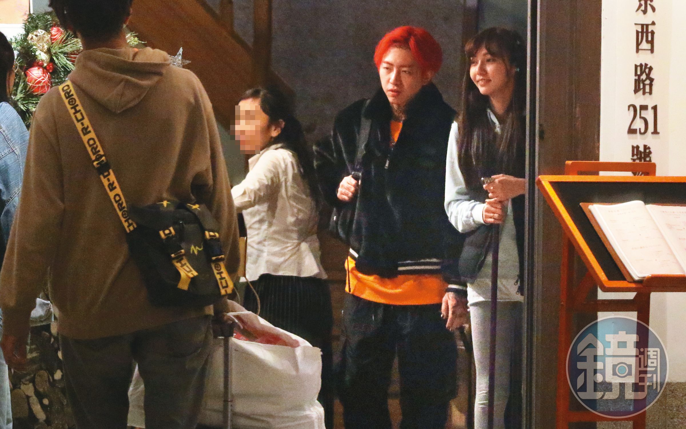 2019年12月19日21：16，謝和弦（右2）跟莉婭（右1）現身人群中，頗多民眾搭訕、拍照。