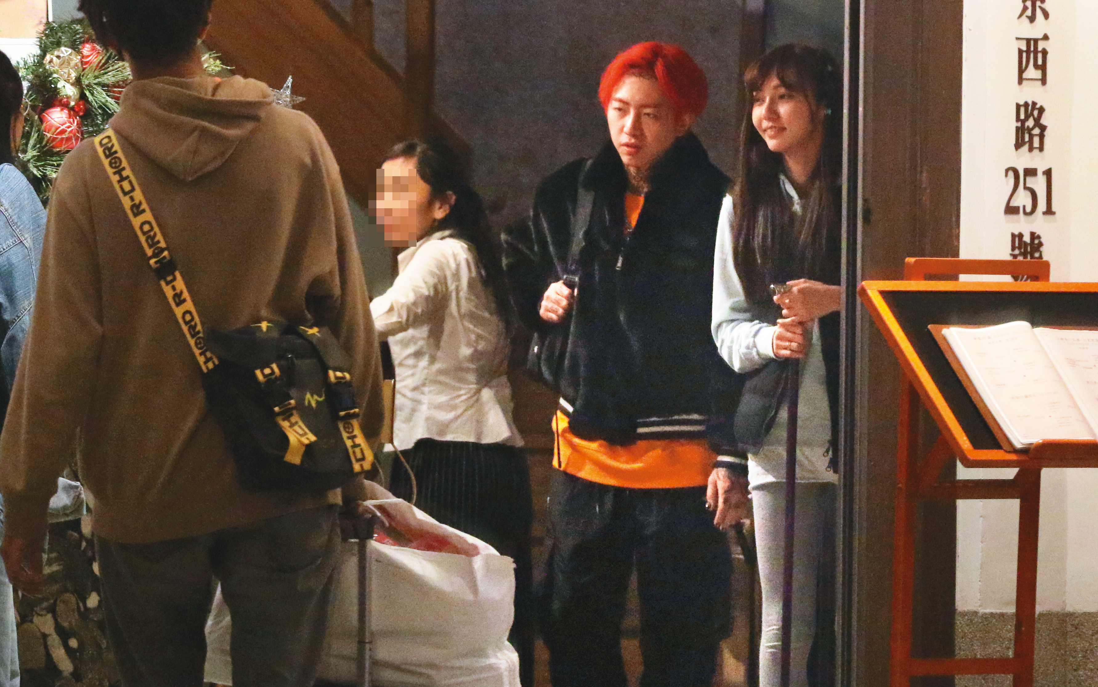 2019年12月19日21：16，謝和弦（右2）跟莉婭（右1）現身人群中，頗多民眾搭訕、拍照。