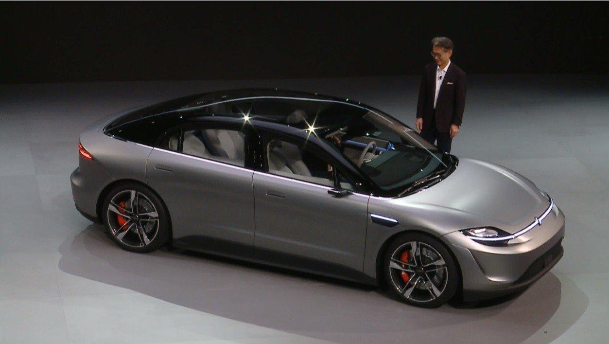 由SONY執行長吉田健一郎親自上台介紹電動概念車Vision S。（翻攝自 SONY 官網影片）
