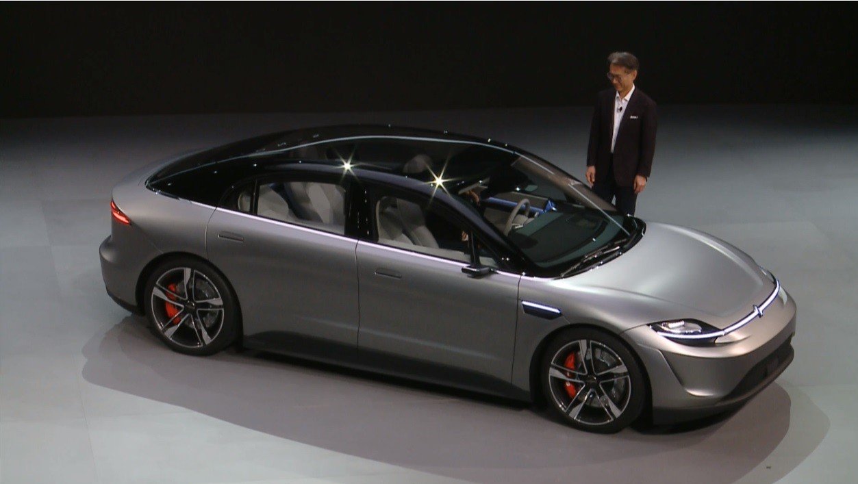 由SONY執行長吉田健一郎親自上台介紹電動概念車Vision S。（翻攝自 SONY 官網影片）