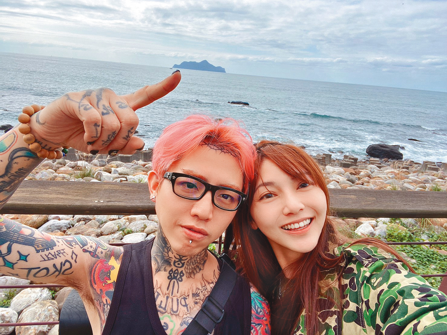 謝和弦（左）和莉婭現在經常膩在一起，但男生比較主動認愛，並且分享種種點滴畫面。（讀者提供）