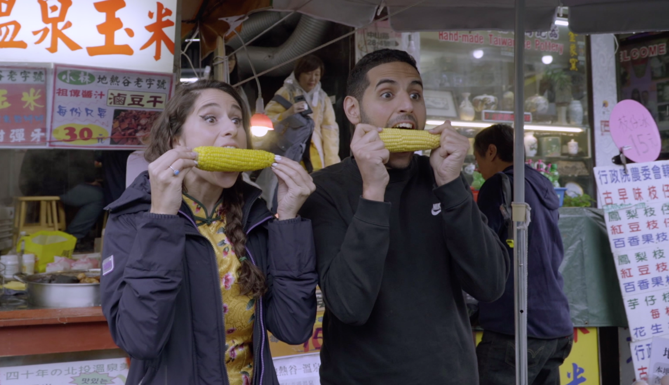 以色列籍網紅Nuseir Yassin與女朋友Alyne Tamir走訪中原夜市、饒河夜市，探索台灣招牌最具代表性、越夜越美麗的夜市景致。（文化總會提供）