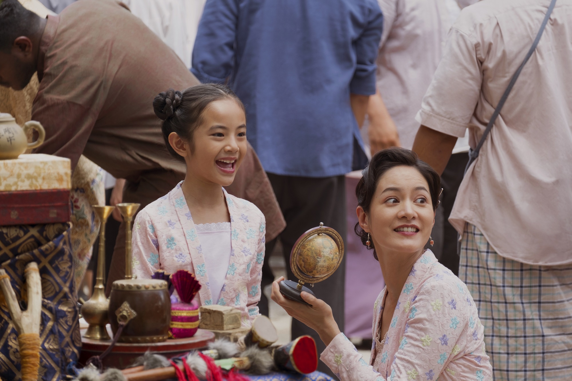 Janet（右）拋下小孩，前往馬來西亞拍戲，挑戰古裝戲路。（Netflix提供）