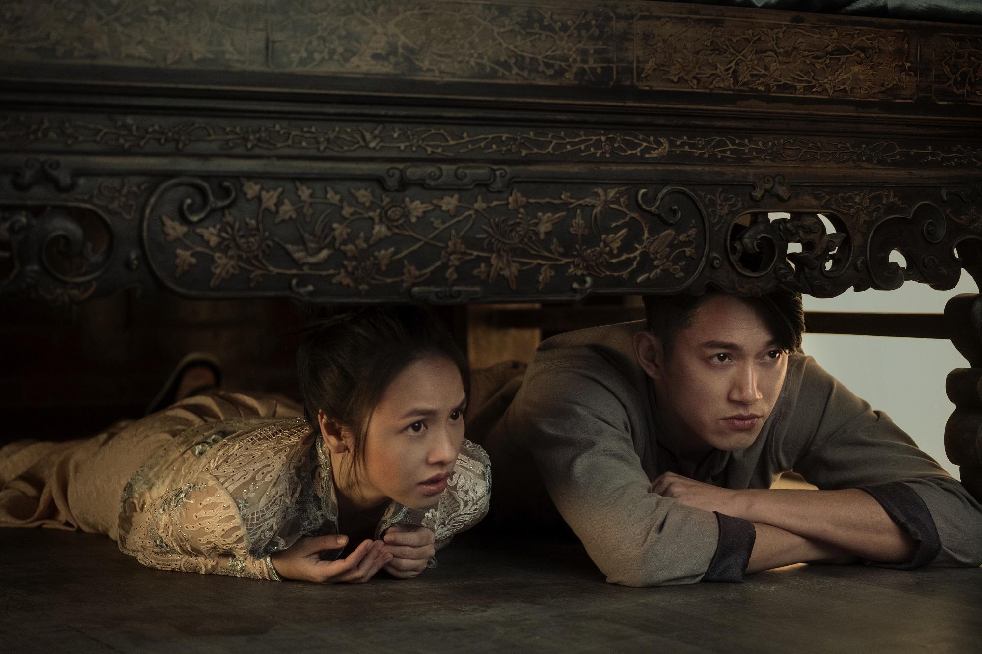 黃姵嘉（左）飾演嫁到地府的麗蘭，與吳慷仁飾演的二郎，在《彼岸之嫁》成為查案的拍檔。（Netflix提供）