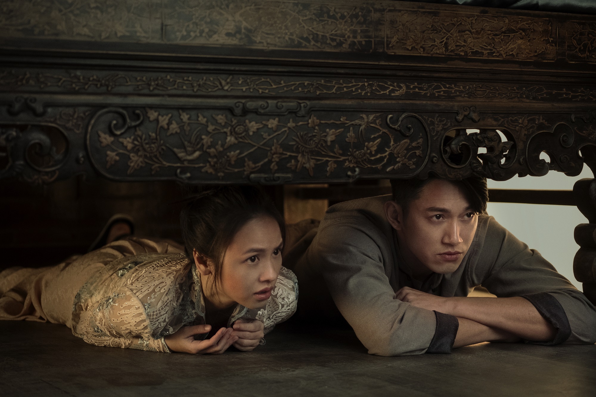 黃姵嘉（左）飾演嫁到地府的麗蘭，與吳慷仁飾演的二郎，在《彼岸之嫁》成為查案的拍檔。（Netflix提供）