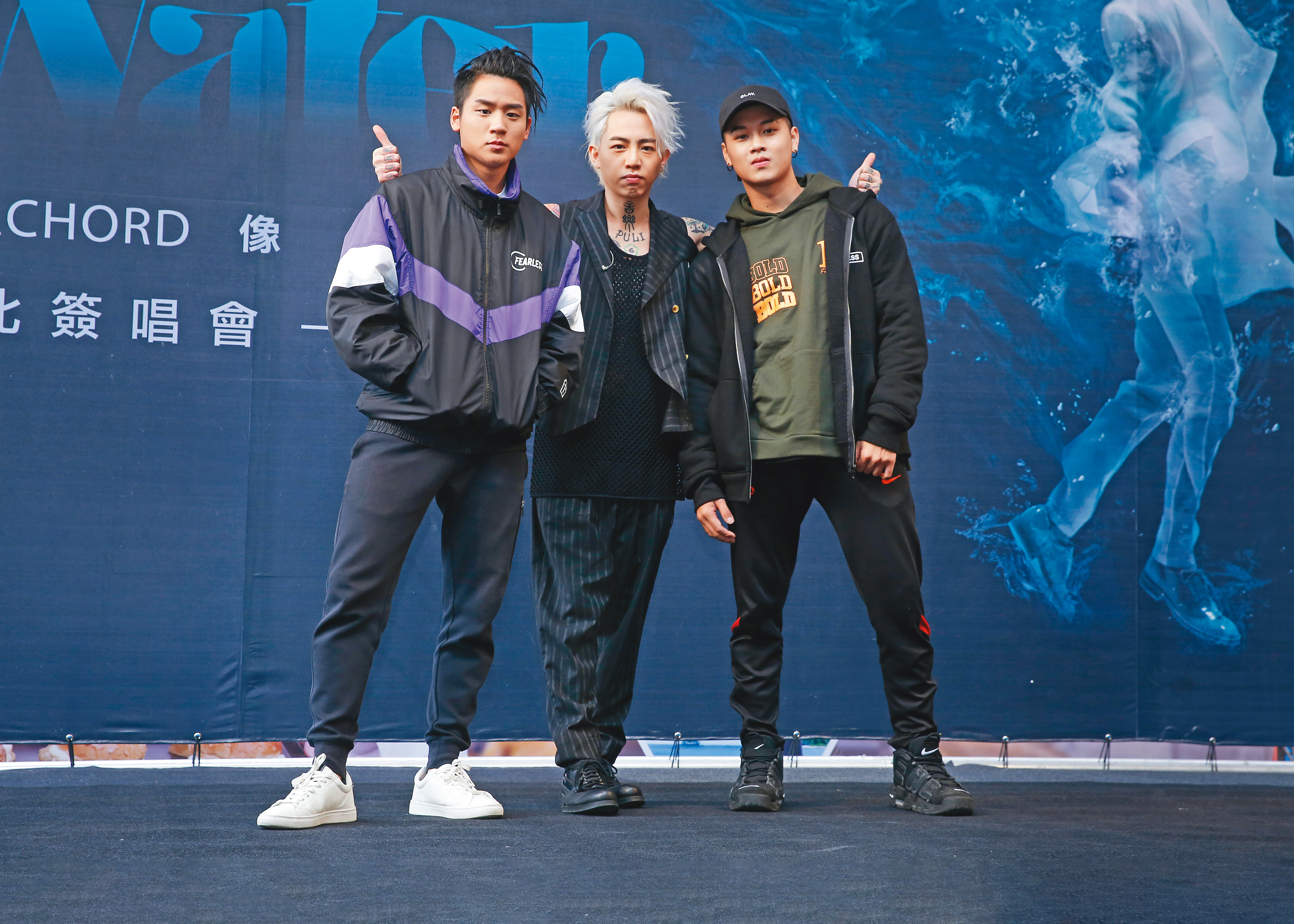 謝和弦（中）的音樂才華屢獲肯定，也曾被簽進主流唱片公司，但因情緒困擾，形象已經有些離經叛道。