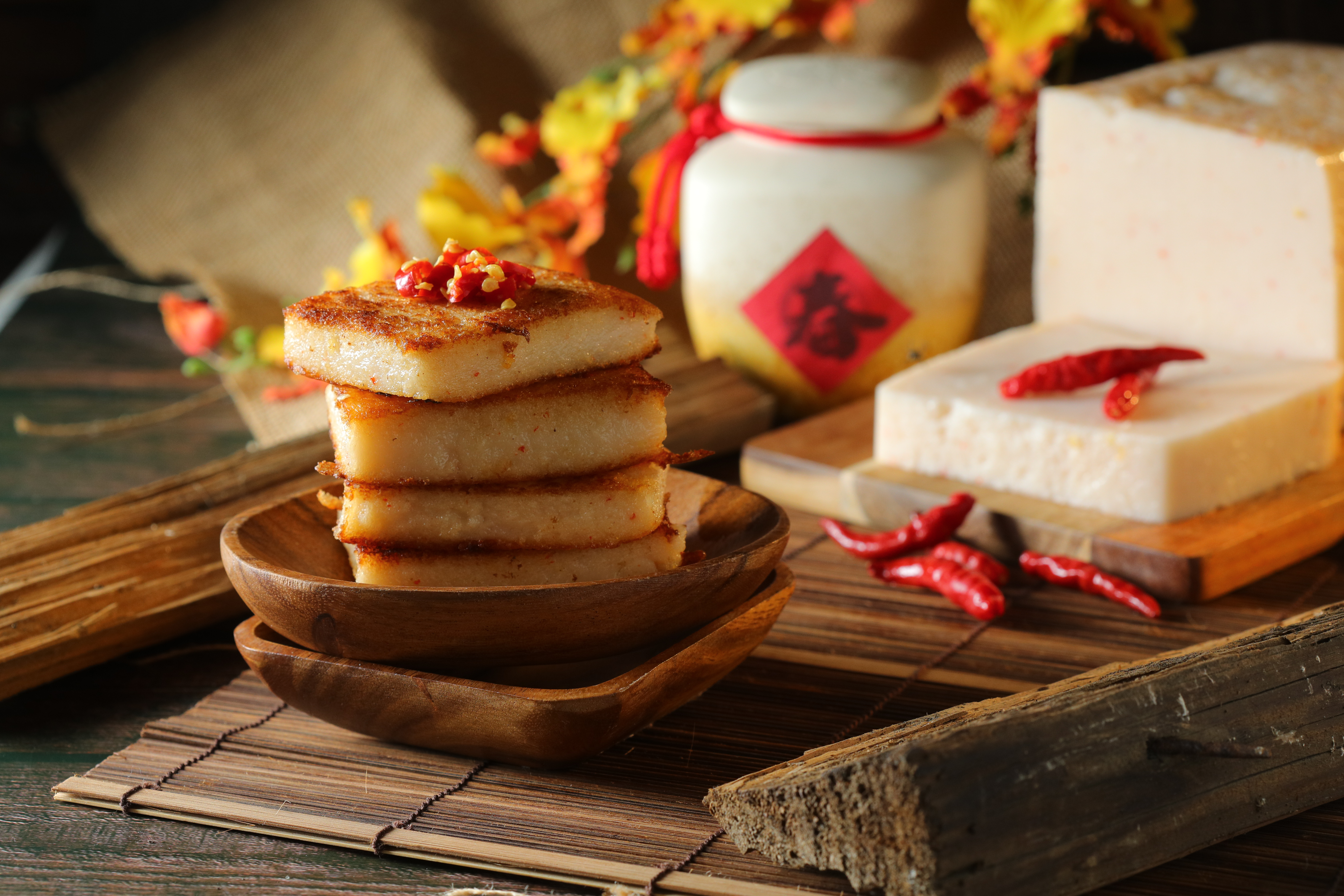 「十四甲菜頭粿」用傳統大灶燒柴的方式製作菜頭粿，口感很綿密。