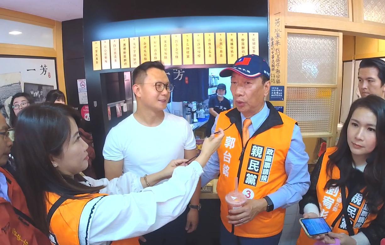 郭台銘特地前往一芳店門口簽名,更霸氣向對方喊話,「我有工廠的地方就有你(一芳)存在。」(翻攝自郭台銘臉書)