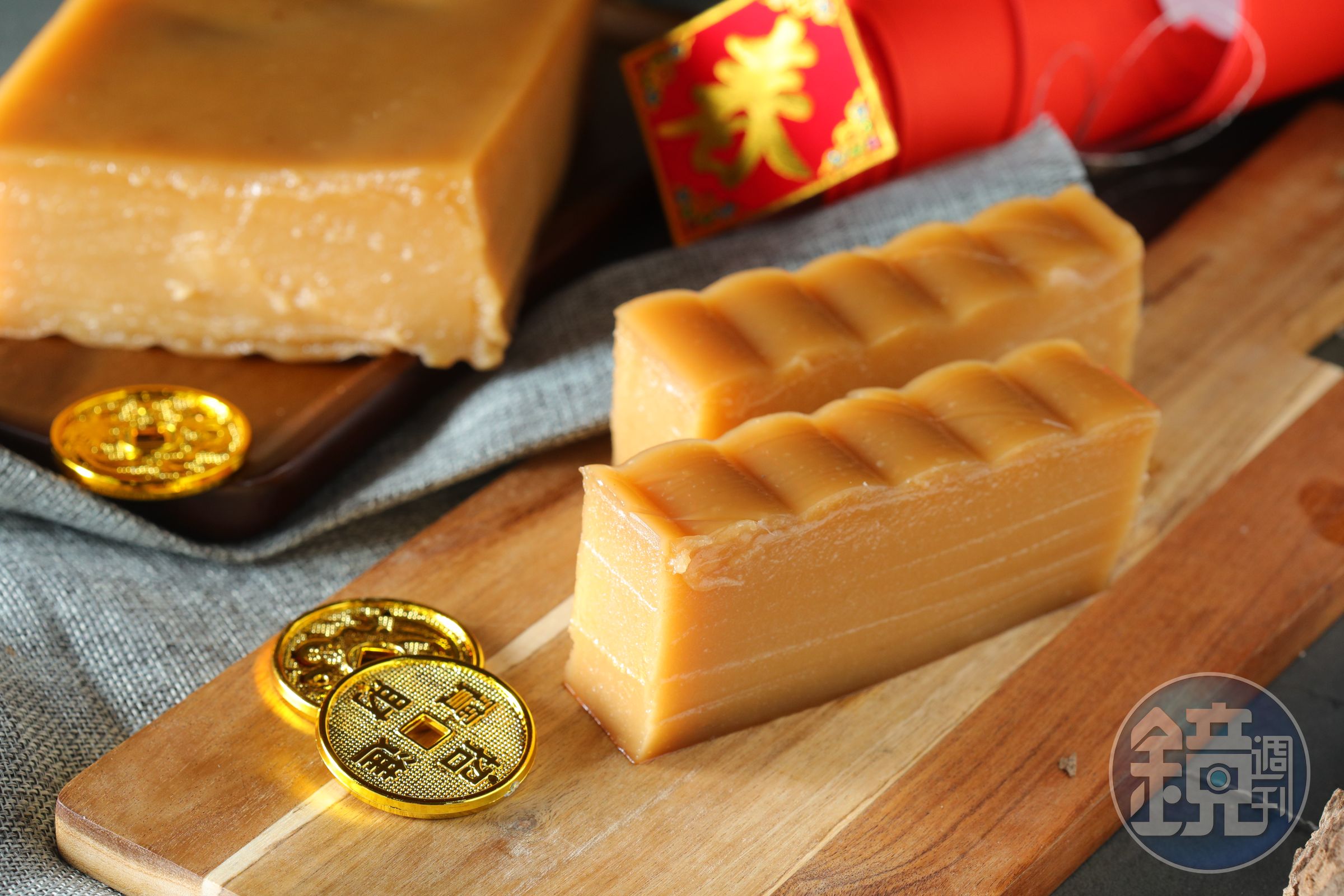 「經典原味年糕」吃得到類似黑糖的香氣，可切成小塊狀，包進餛飩皮、下油鍋酥炸，口感外脆內軟。（130元／斤）