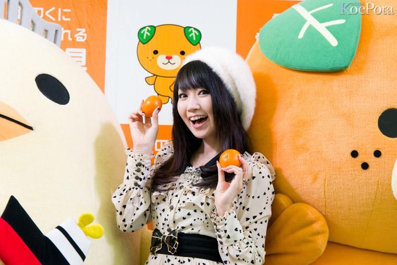 出身愛媛縣的水樹奈奈，自2010年起即被委任新居濱觀光大使，2012年又被選為愛媛縣「伊予柑觀光大使」。（翻攝自www.koepota.jp）