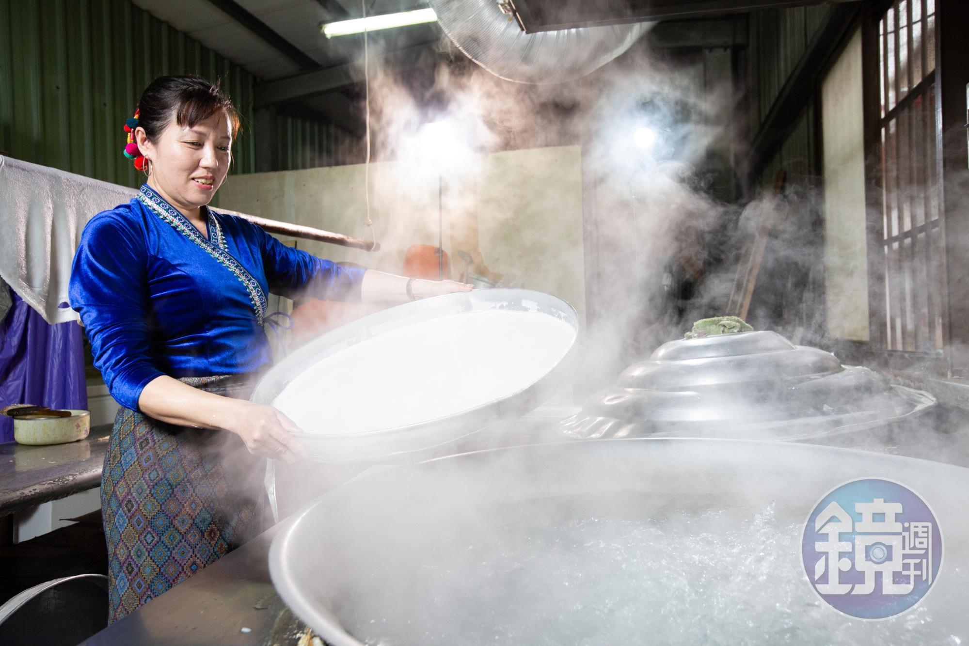 謝民嬌是緬甸華僑，娘家經營粑粑絲工廠，嫁來台灣後學習製作米干，接手已經有五十年歷史的老店。