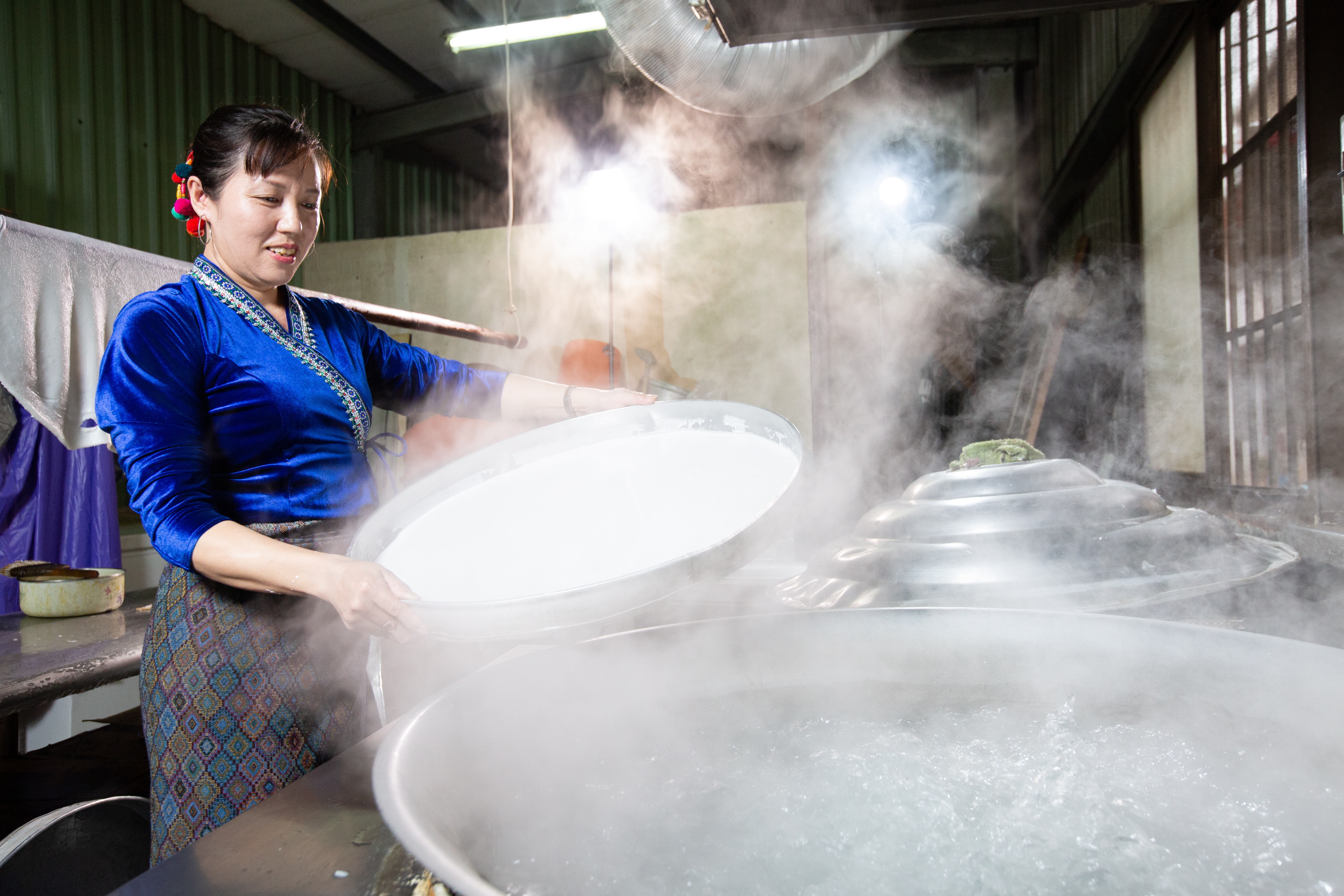 謝民嬌是緬甸華僑，娘家經營粑粑絲工廠，嫁來台灣後學習製作米干，接手已經有五十年歷史的老店。