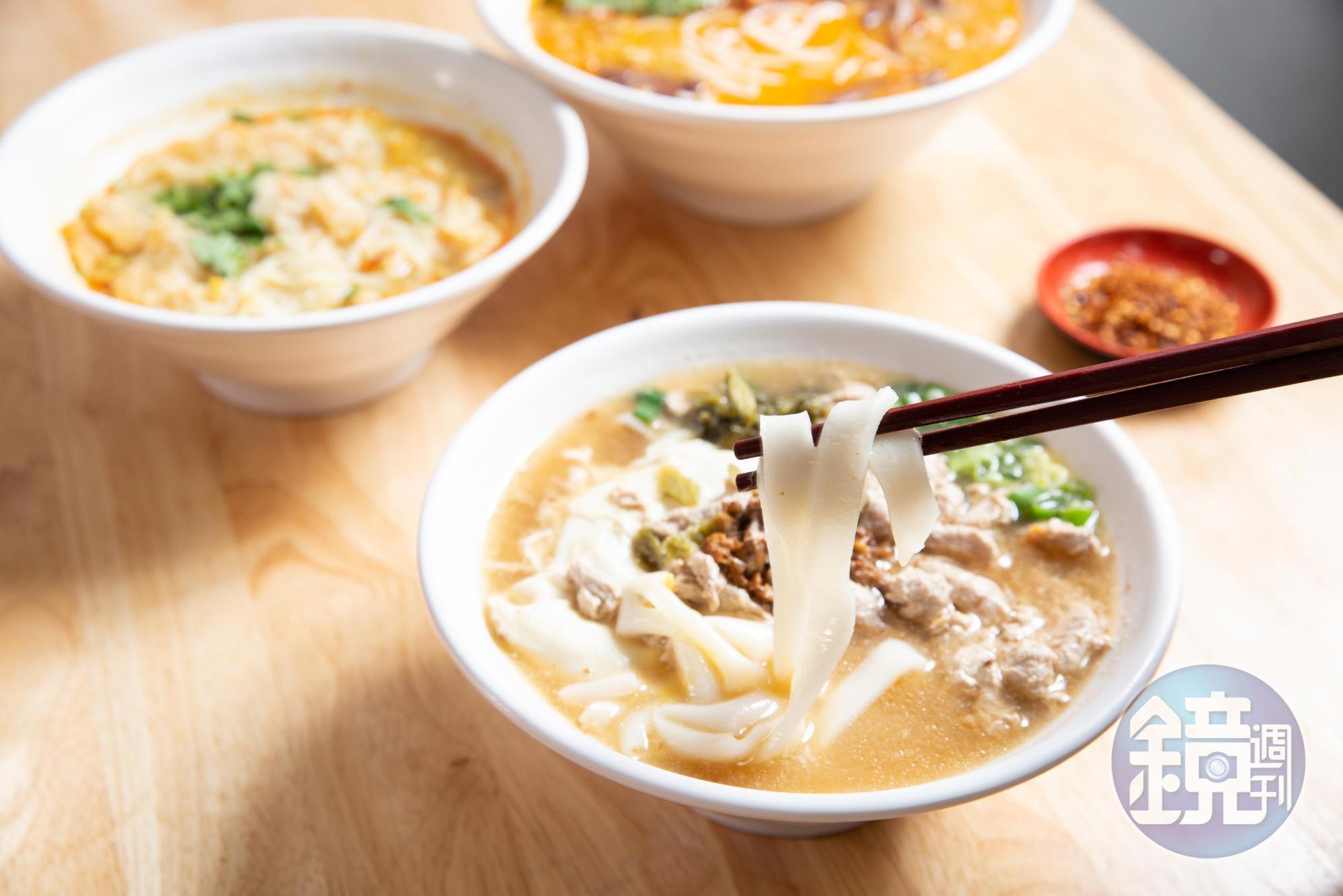 肉蛋米干以大骨高湯為底，搭配獨家肉燥調味，風味濃郁卻不膩，加入軟嫩肉絲與蛋包，相當有飽足感。（70元／碗）