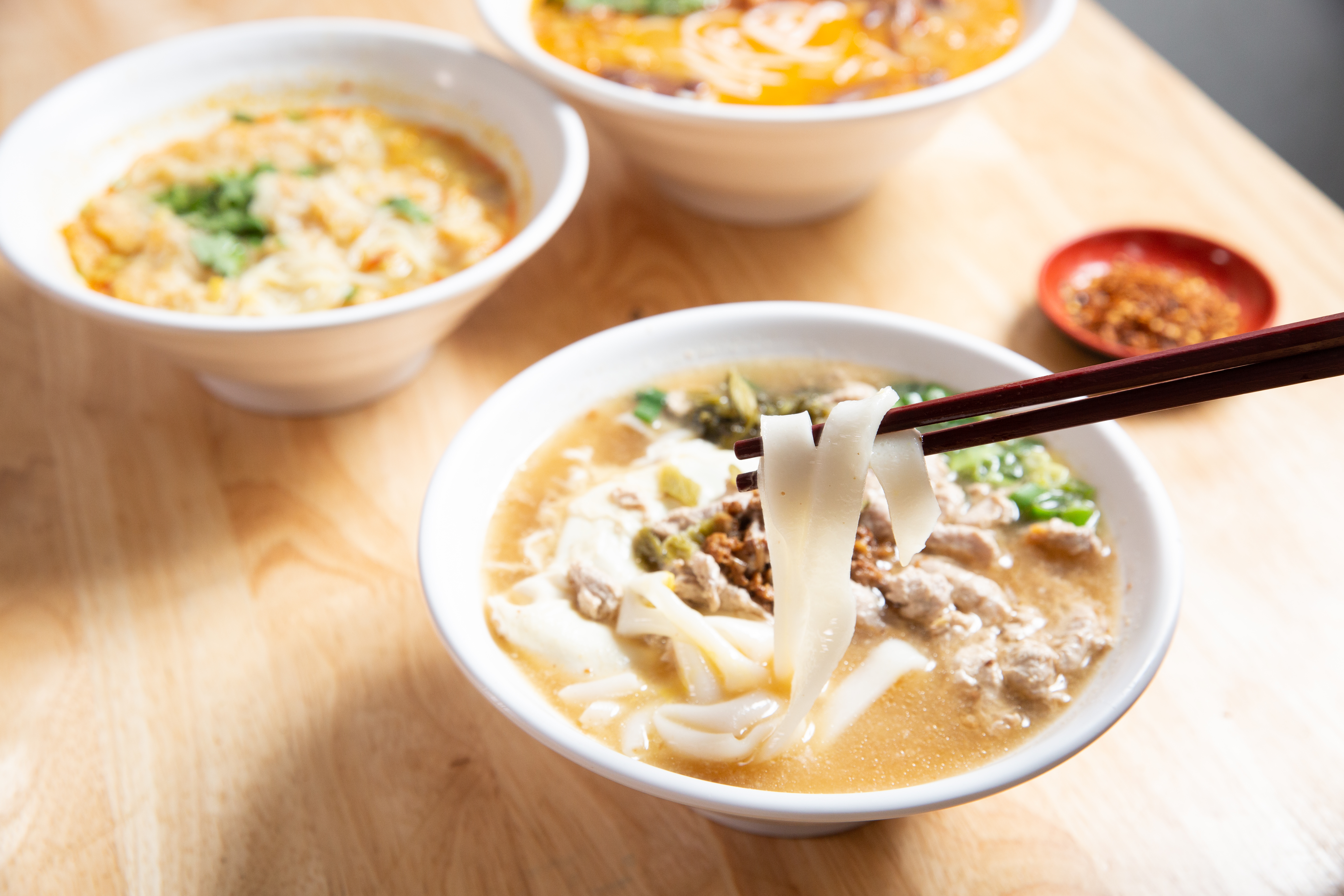 肉蛋米干以大骨高湯為底,搭配獨家肉燥調味,風味濃郁卻不膩,加入軟嫩肉絲與蛋包,相當有飽足感。(70元/碗)