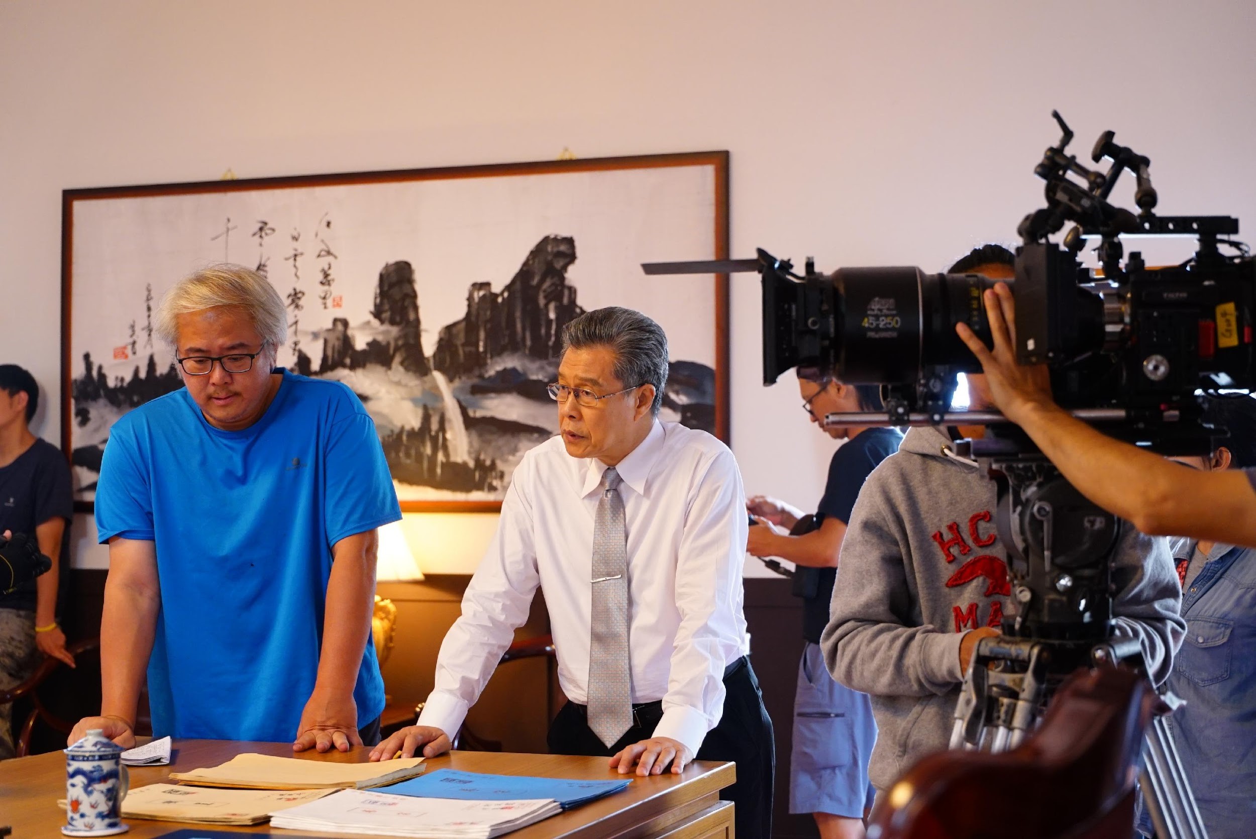 製作人兼總導演汪怡昕（左），將《國際橋牌社》規劃8季內容，第2季已經獲文化部補助4520萬元。（馬克吐溫提供）