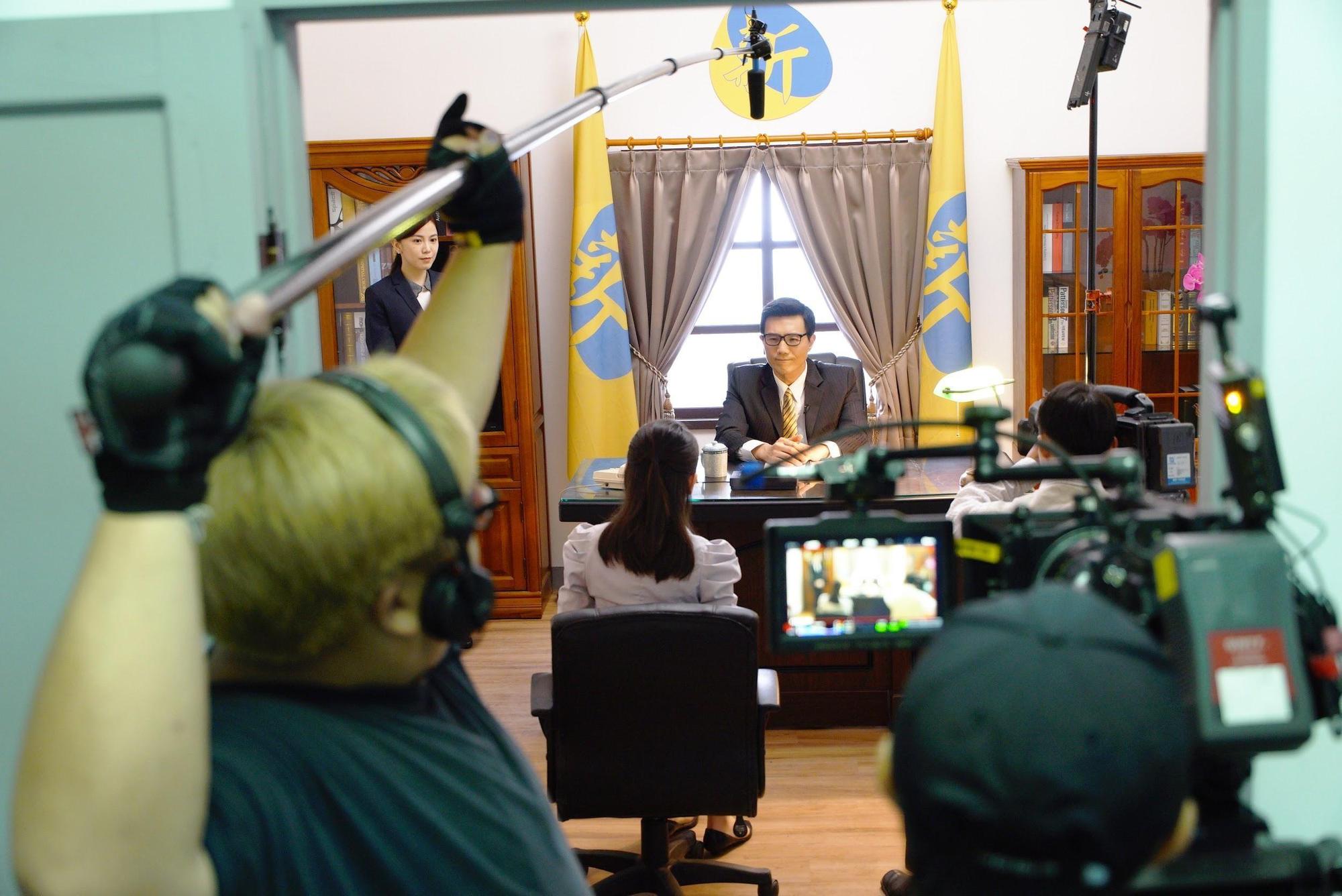 蔣偉文劇中飾演「政壇金童」邵壯國,組織新國家黨,影射前新黨立法委員趙少康。(馬克吐溫提供)