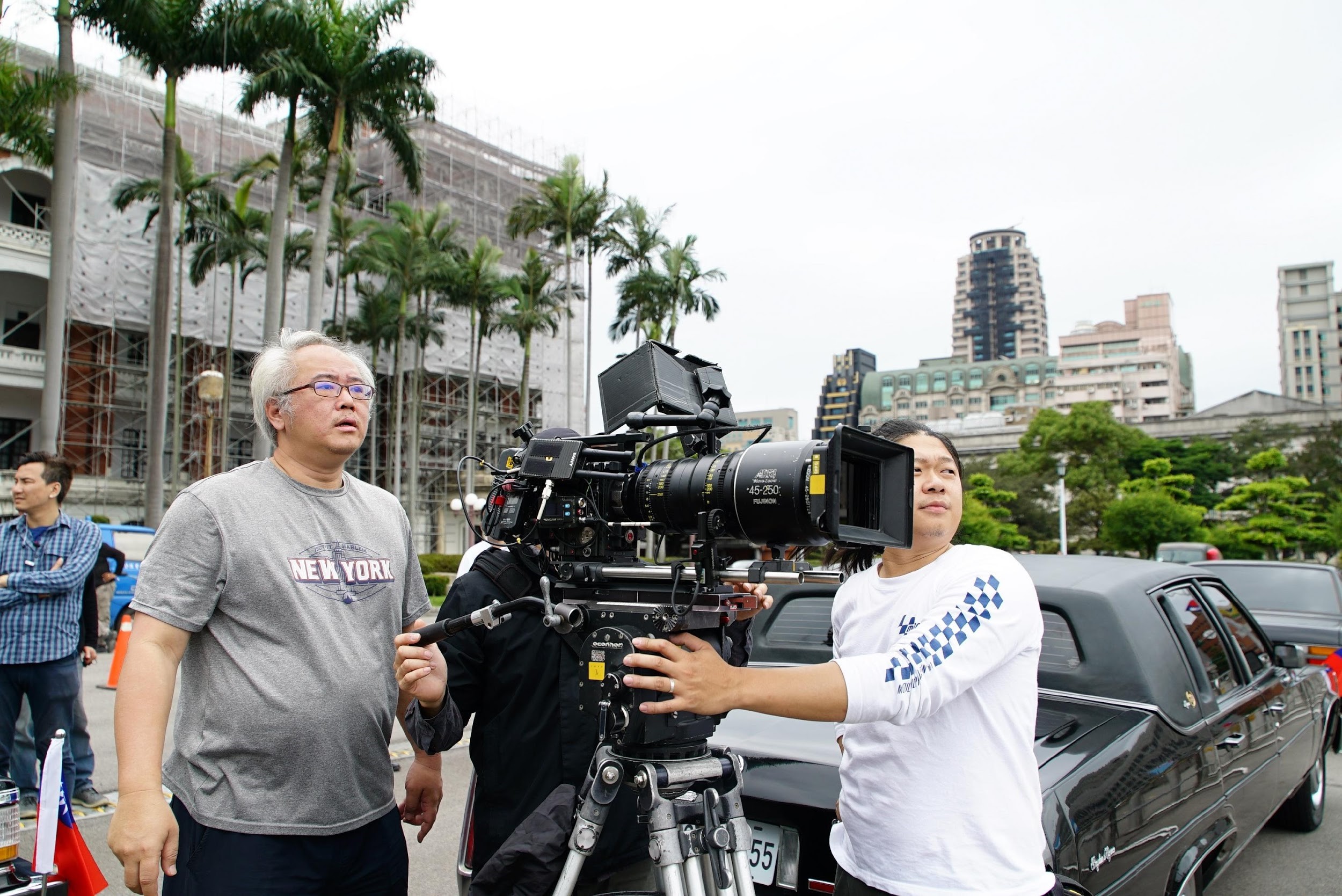 汪怡昕（左2）在《國際橋牌社》拍攝現場指揮調度。（馬克吐溫提供）