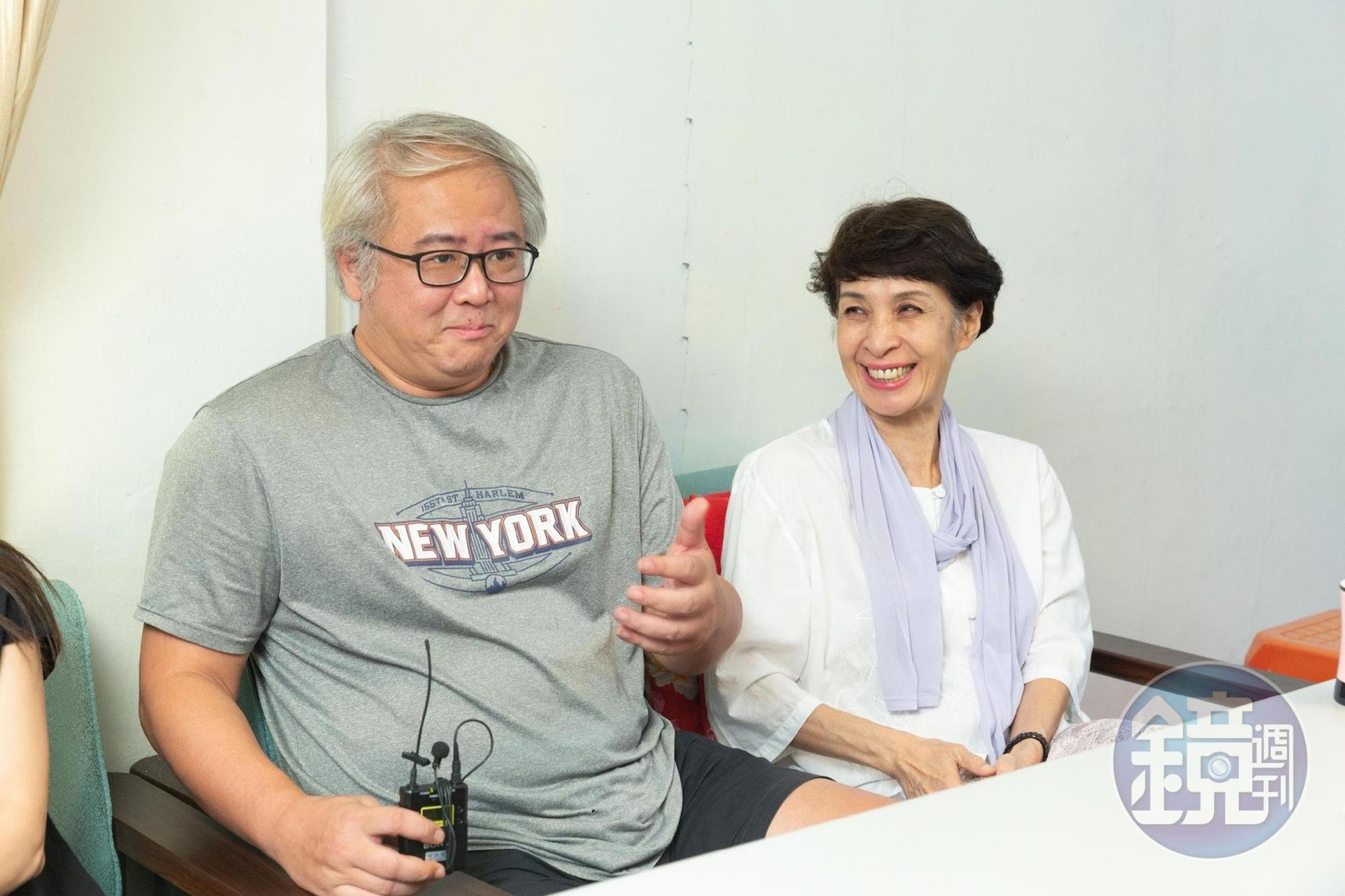 汪怡昕（左）受訪當天穿著與總統府前拍戲的同款T恤。右為監製馮賢賢。