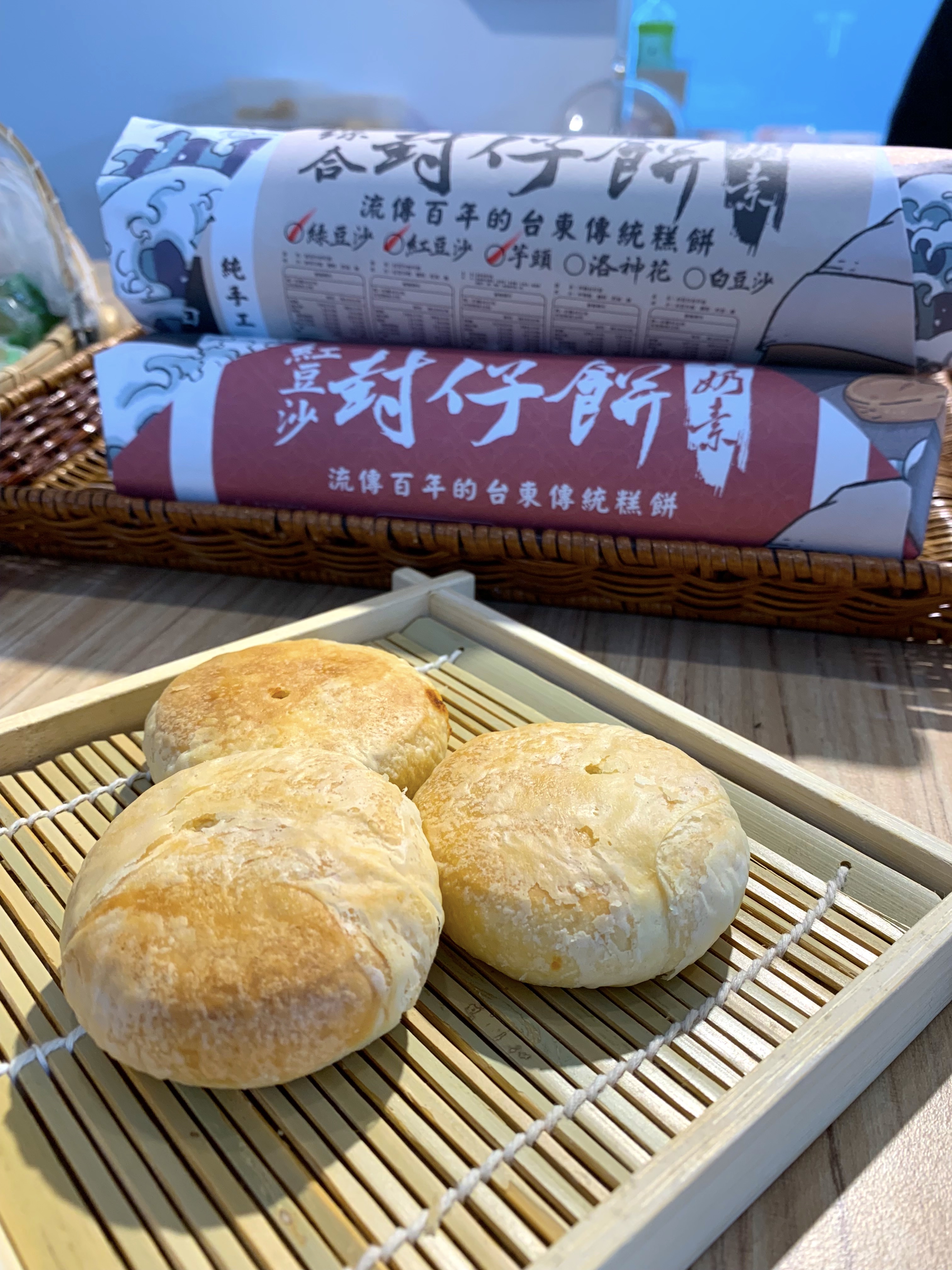 「封仔餅」外型像太陽餅，內餡像綠豆椪。（200元／每條10個）