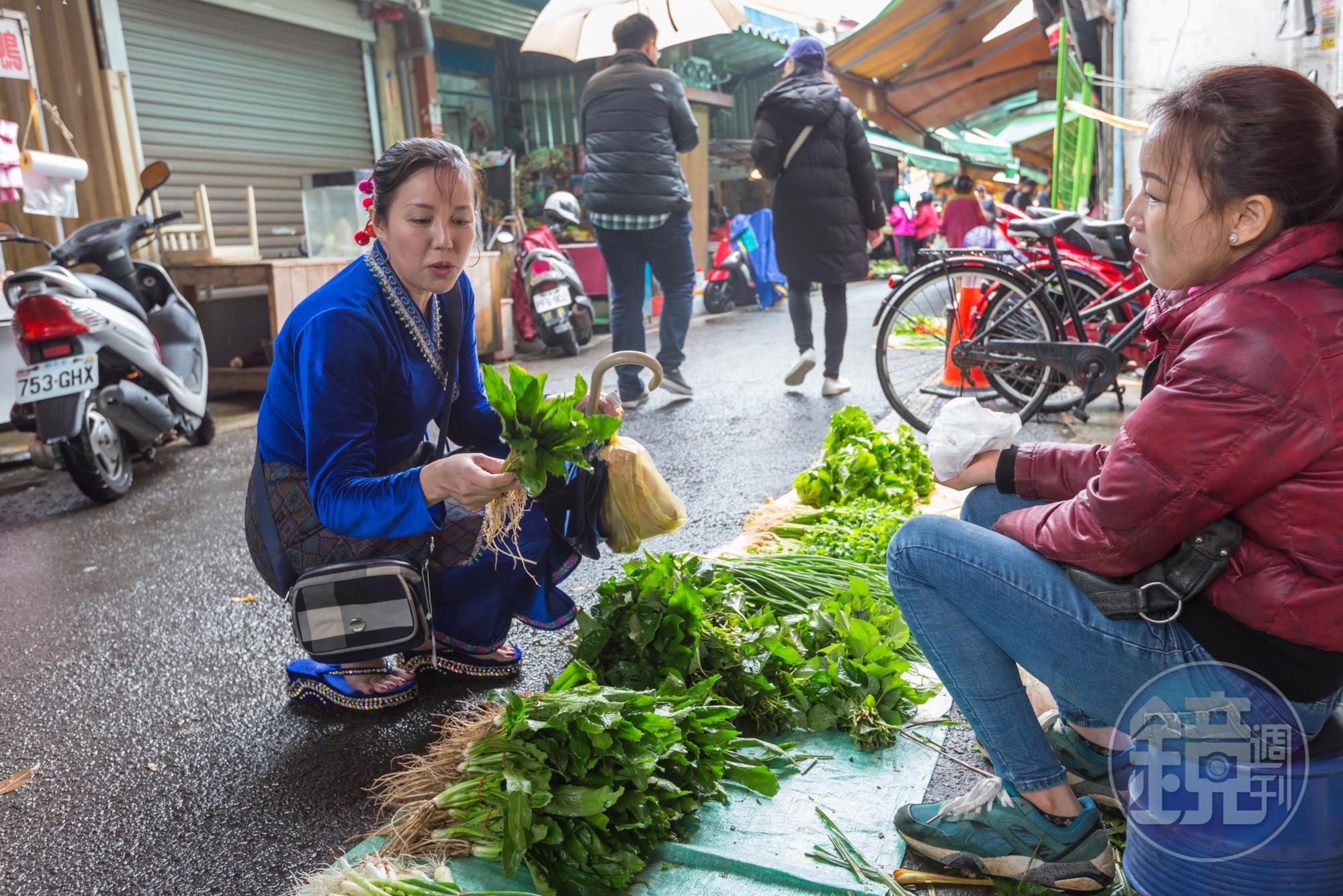 位於平鎮區的忠貞市場，有許多攤販販售滇緬料理所需的食材與香料，謝民嬌每隔幾天就會去補貨。