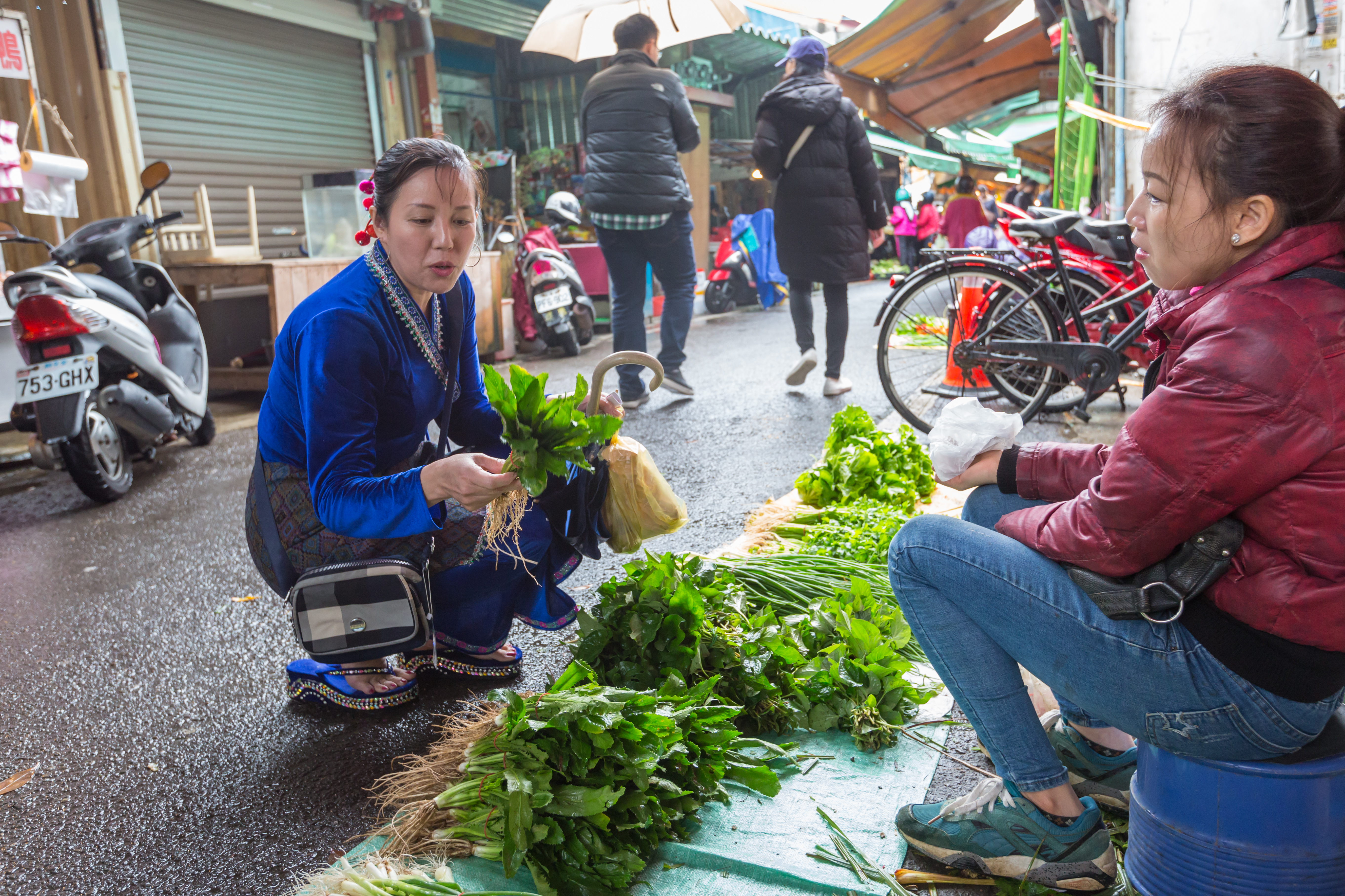 位於平鎮區的忠貞市場，有許多攤販販售滇緬料理所需的食材與香料，謝民嬌每隔幾天就會去補貨。
