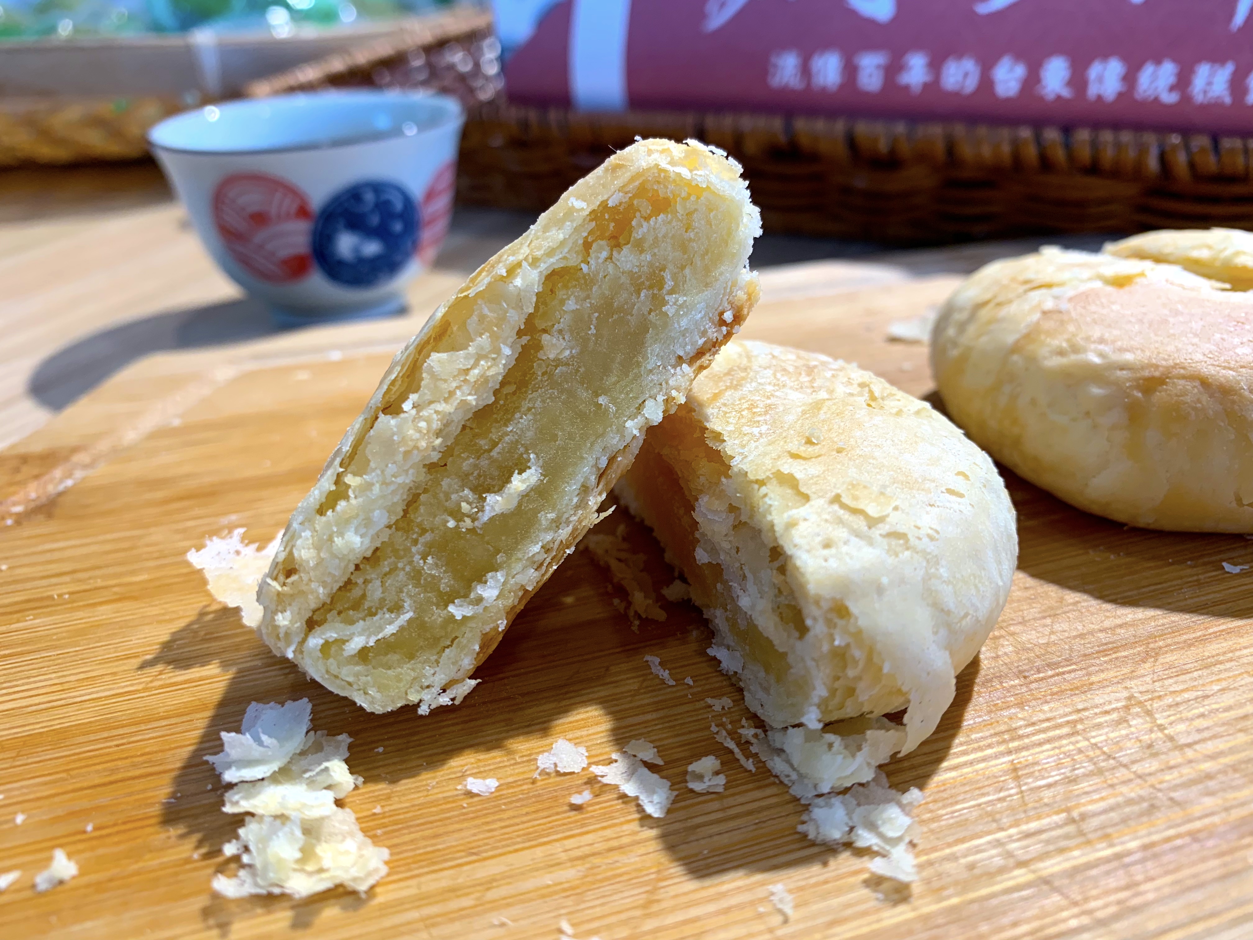 綠豆沙口味，滋味甜而不膩，適合配熱茶一起享用。