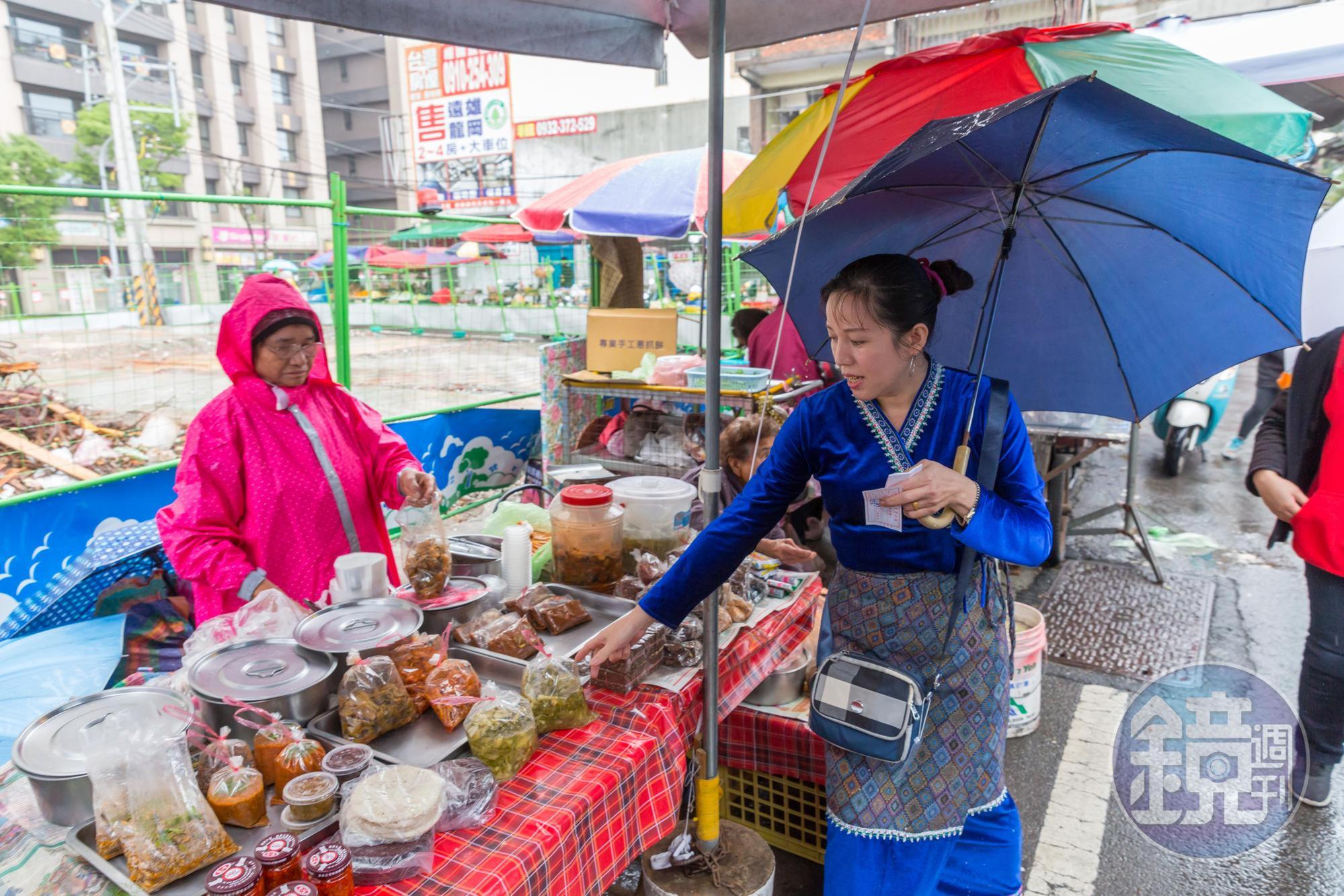 謝民嬌每隔幾天就會忠貞市場購買滇緬料理所需的食材與香料。