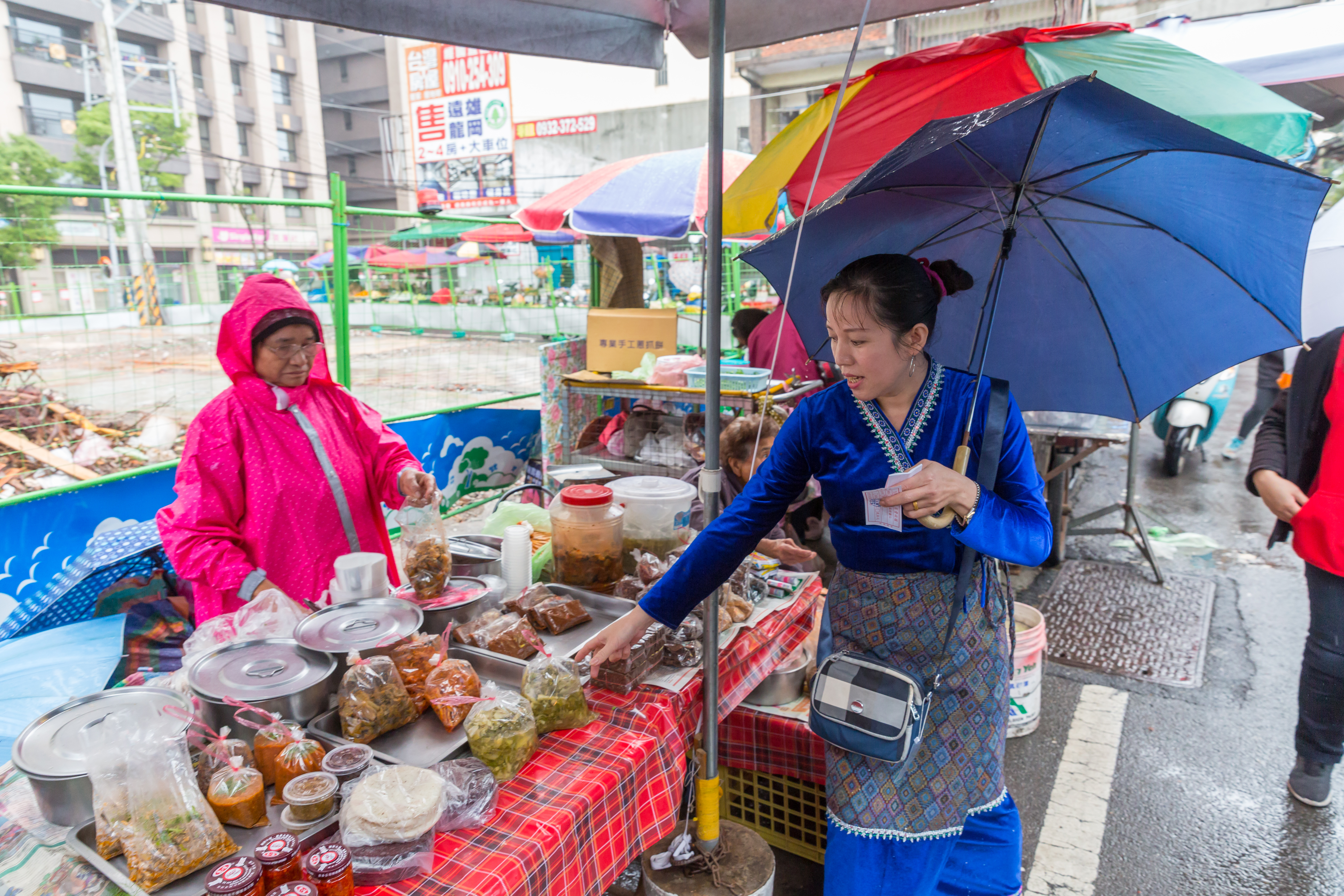 謝民嬌每隔幾天就會忠貞市場購買滇緬料理所需的食材與香料。