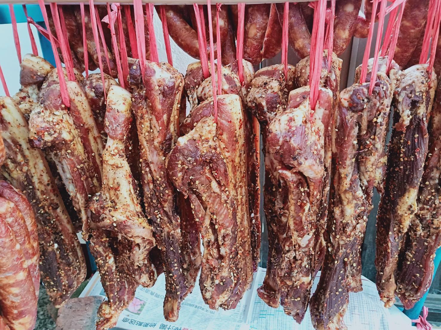 接近過年,謝民嬌也會販售自己以雲南香料醃製而成的臘肉,另外也有香腸、牛肉干等。(謝民嬌提供)