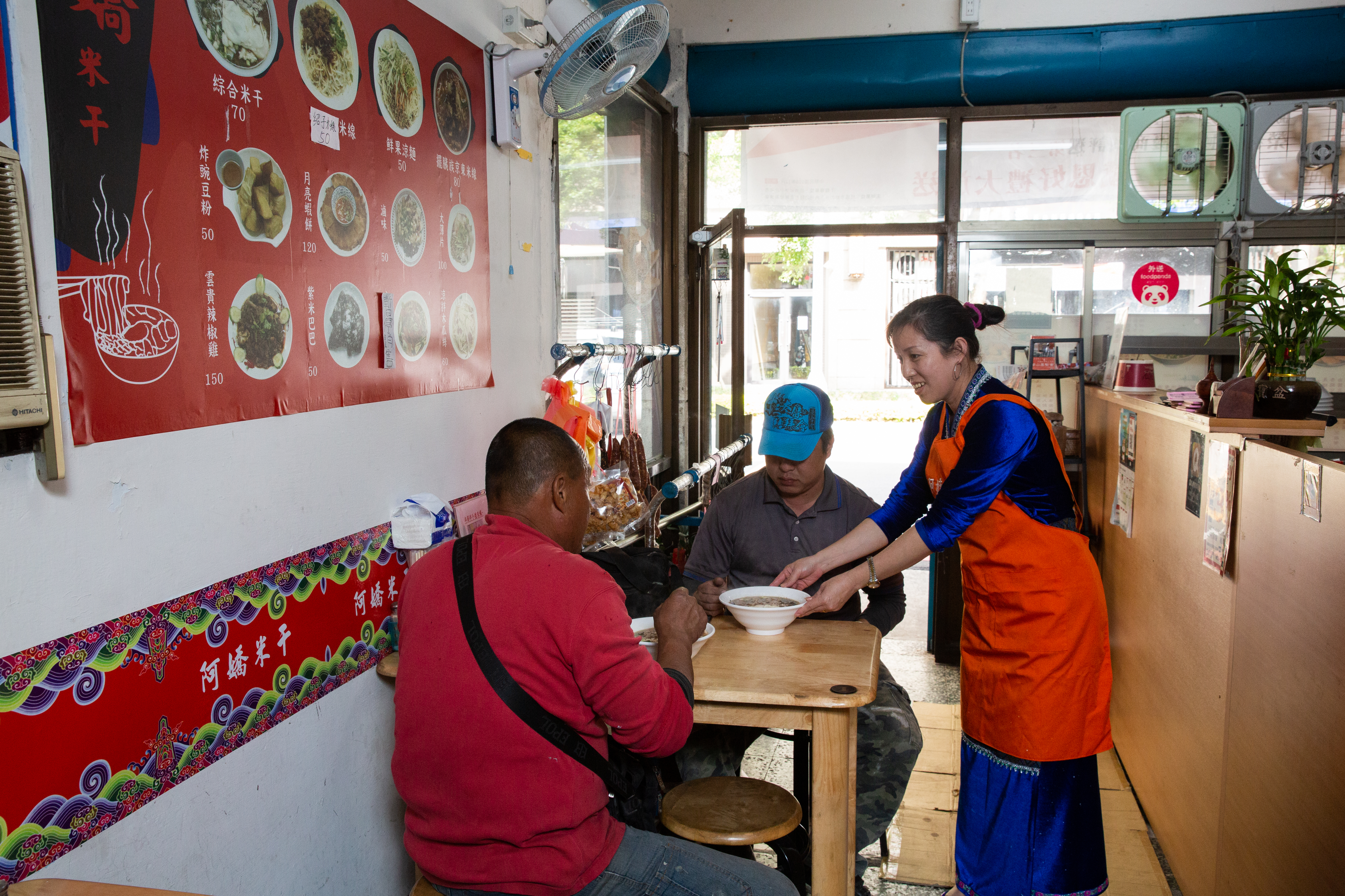 米干是滇、緬人的主食，早上七、八點就會有客人上門吃早餐，謝民嬌（右）每天清晨五點就得起床備料。