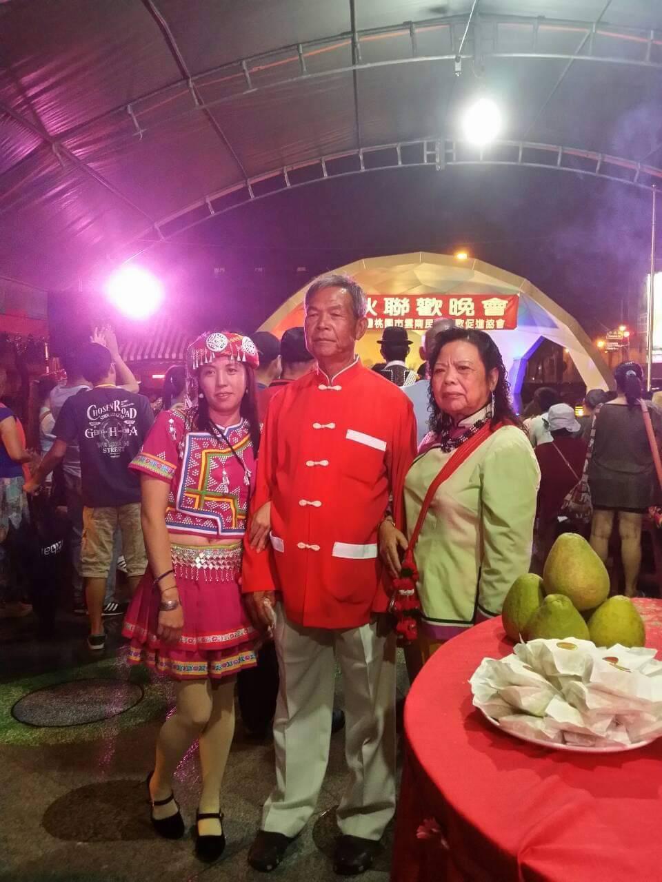 張玲慧（右）是阿嬌米干老闆娘謝民嬌（左）的婆婆，也是國旗屋米干老闆張老旺（中）的妹妹，3人會穿著傳統服飾參與節慶或商圈活動。（謝民嬌提供）