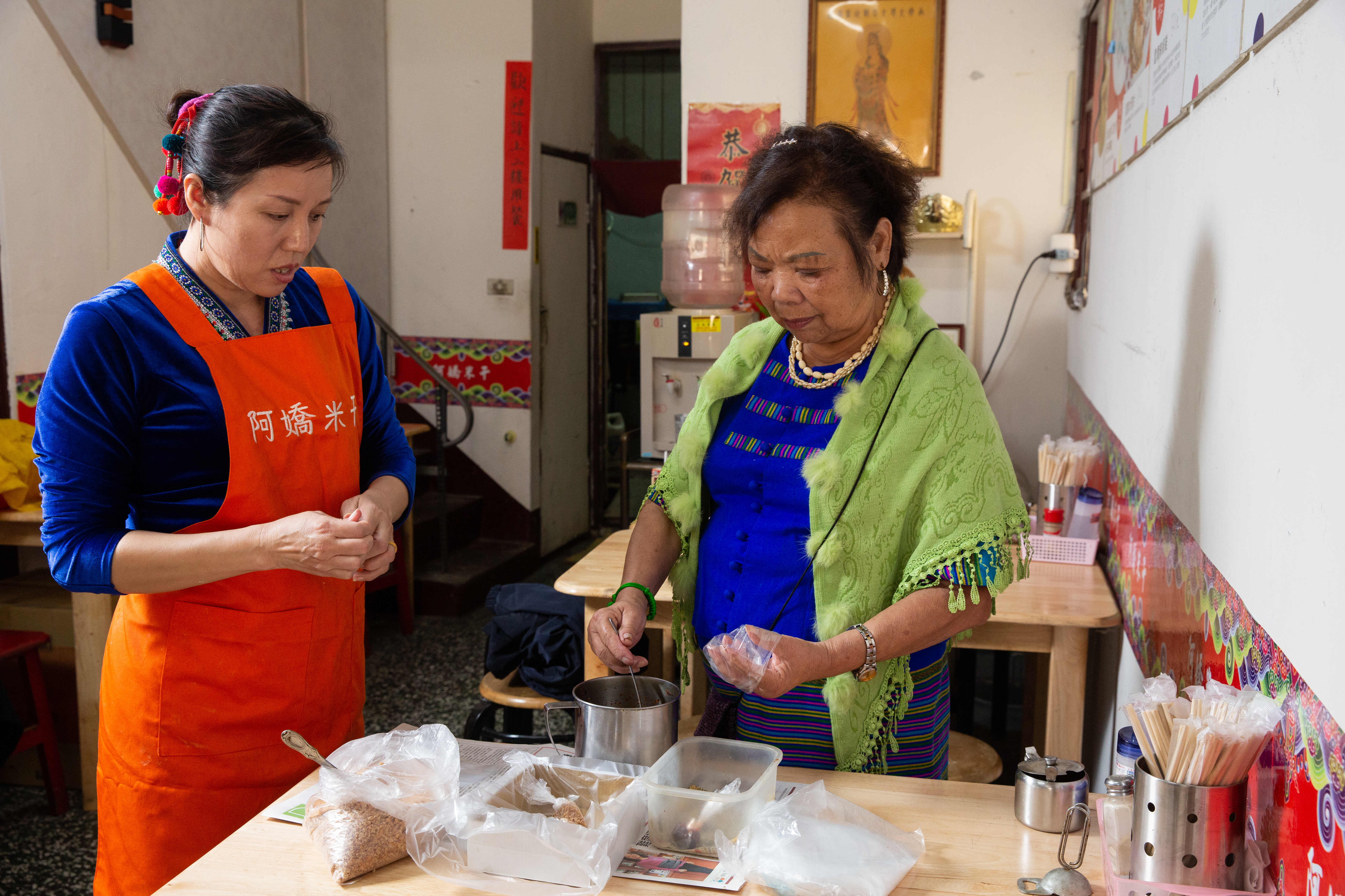 謝民嬌（左）與婆婆張玲慧情同母女，婆婆有空時就會到店裡幫忙。