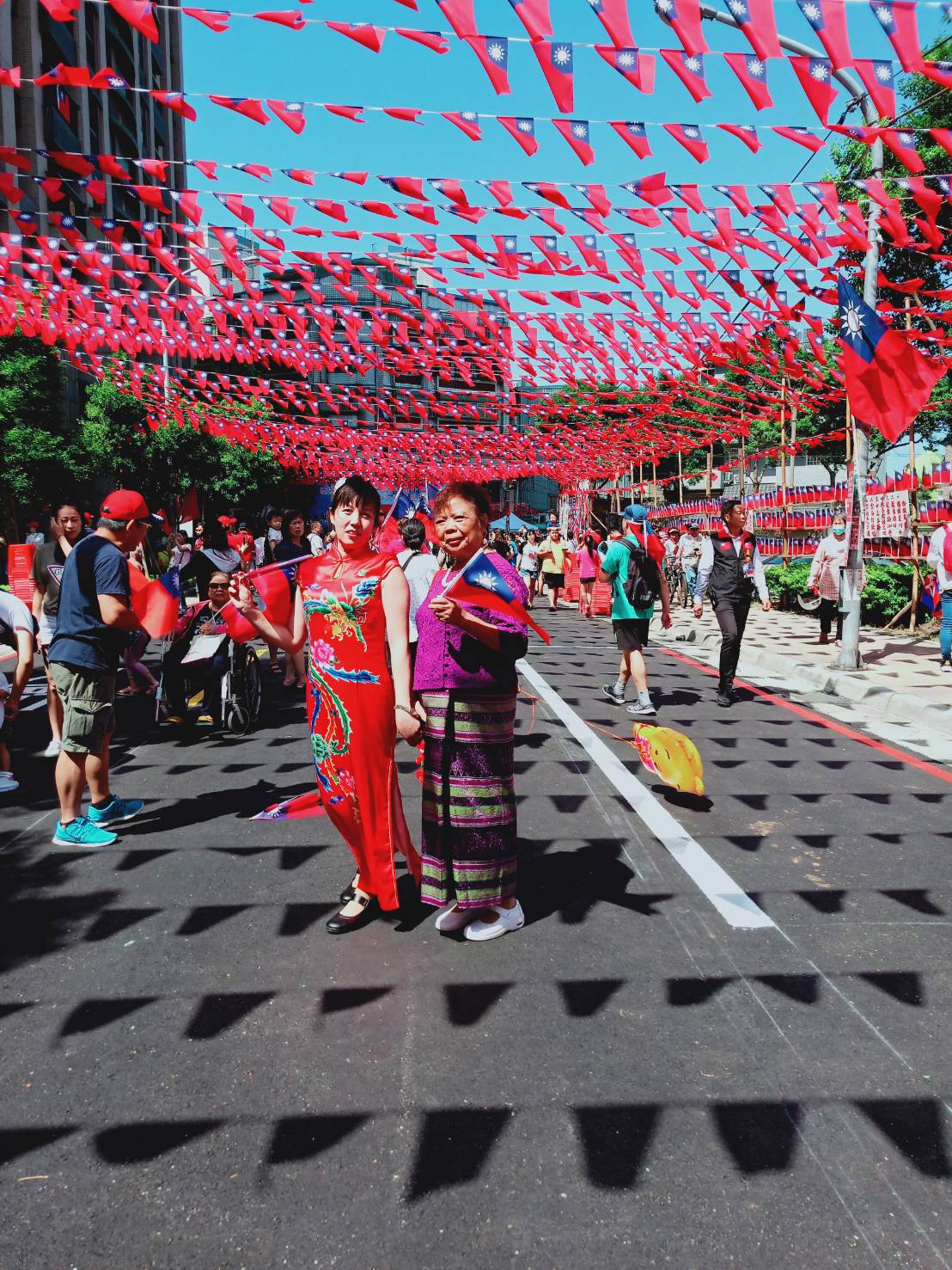 在桃園龍岡地區魅力金三角商圈,常可看見謝民嬌與婆婆張玲慧一起出席包括米干節等活動,困擾許多人的婆媳問題在她們身上完全看不見。(謝民嬌提供)