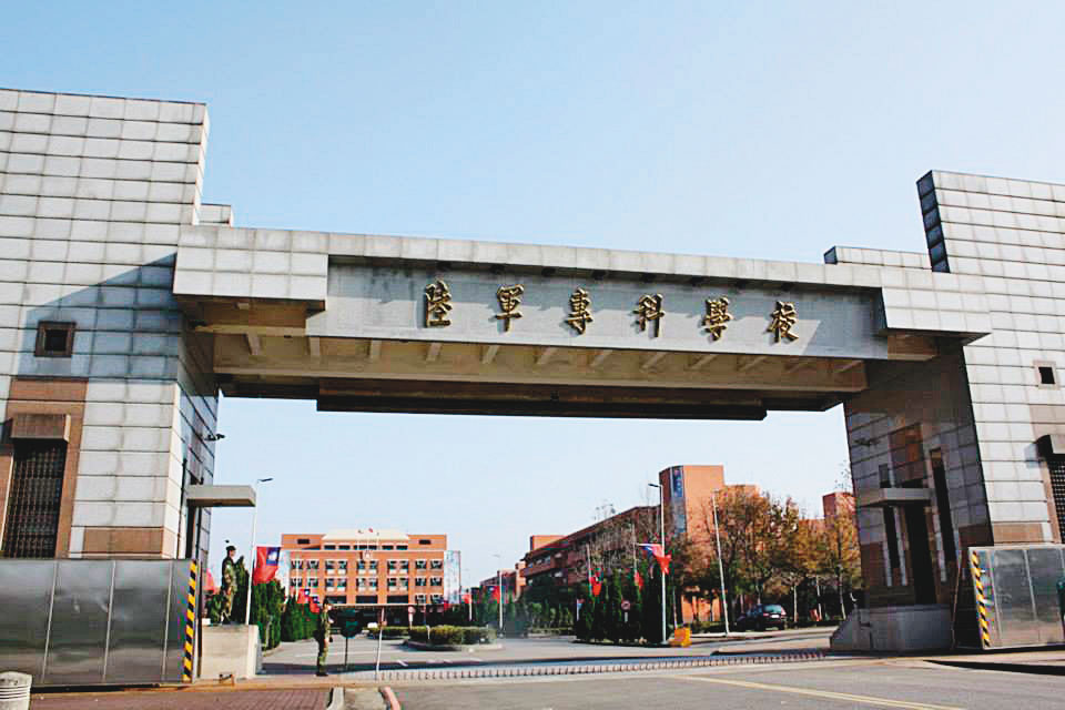 吳姓業餘攝影師就讀陸軍專科學校,除了偷竊模特兒私人物品,也曾在校內偷同學財物。(翻攝陸軍專校臉書)
