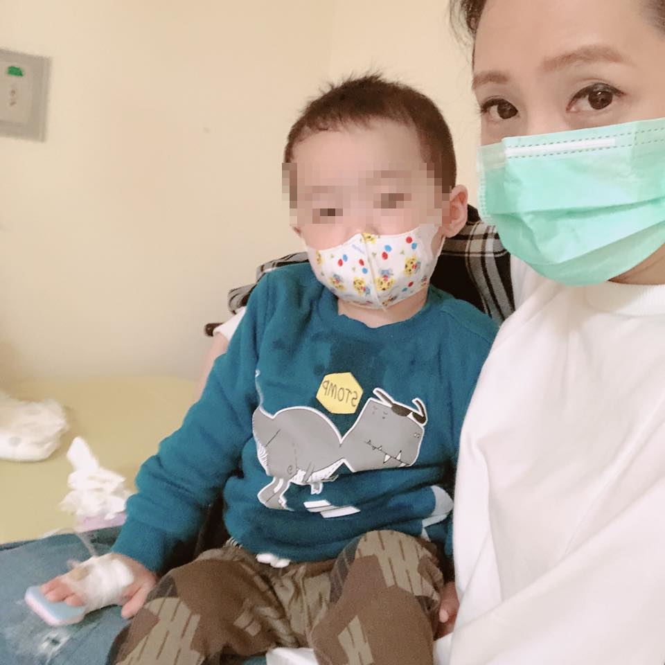  洪百榕兒子因反覆發燒，今天到三總掛病號打點滴。（翻攝自洪百榕粉專）