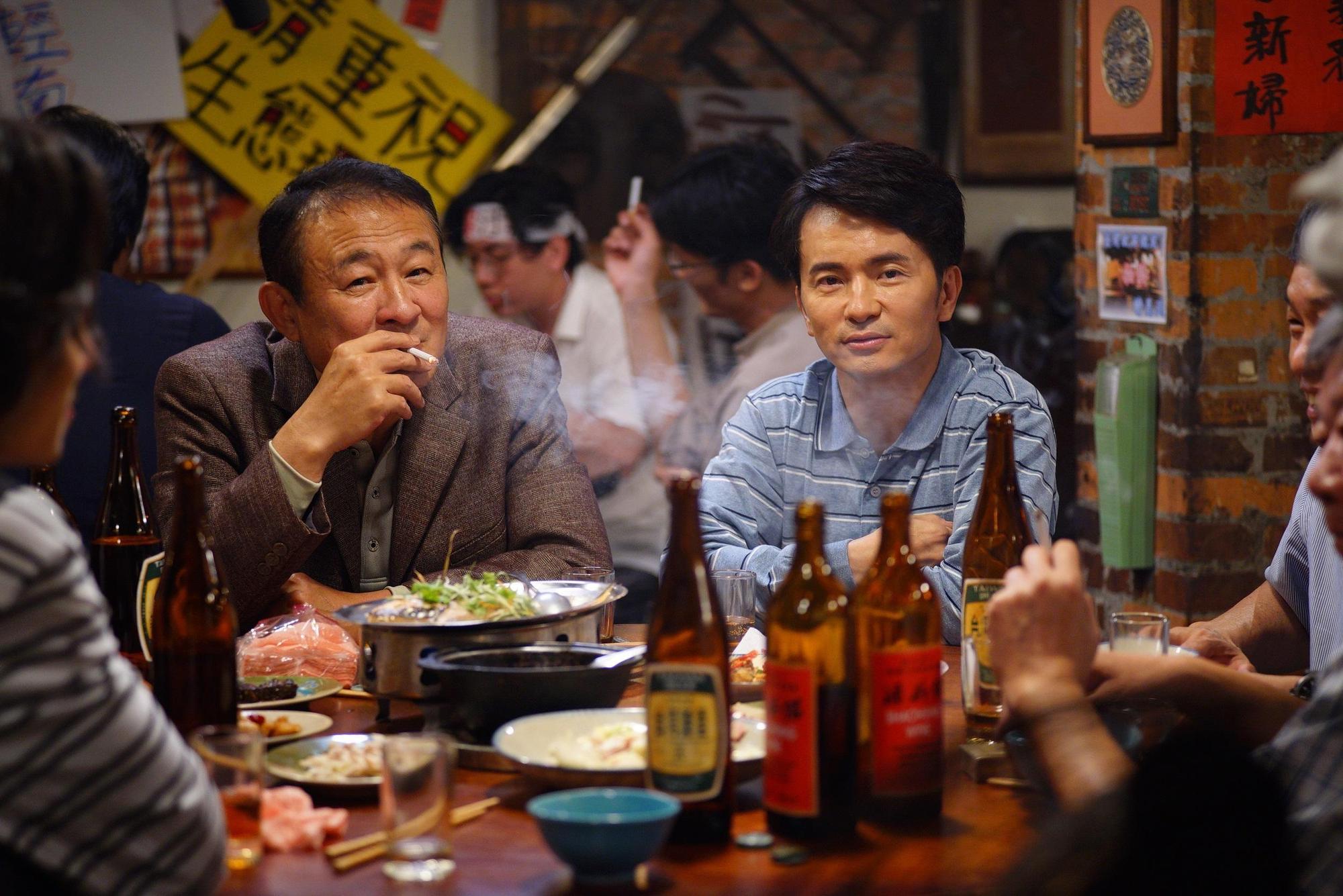 陳慕義(左)飾演的黃信介,與唐從聖(右)飾演的陳木寬,在劇組還原的民主聖地「阿才的店」討論時事。(馬克吐溫提供)