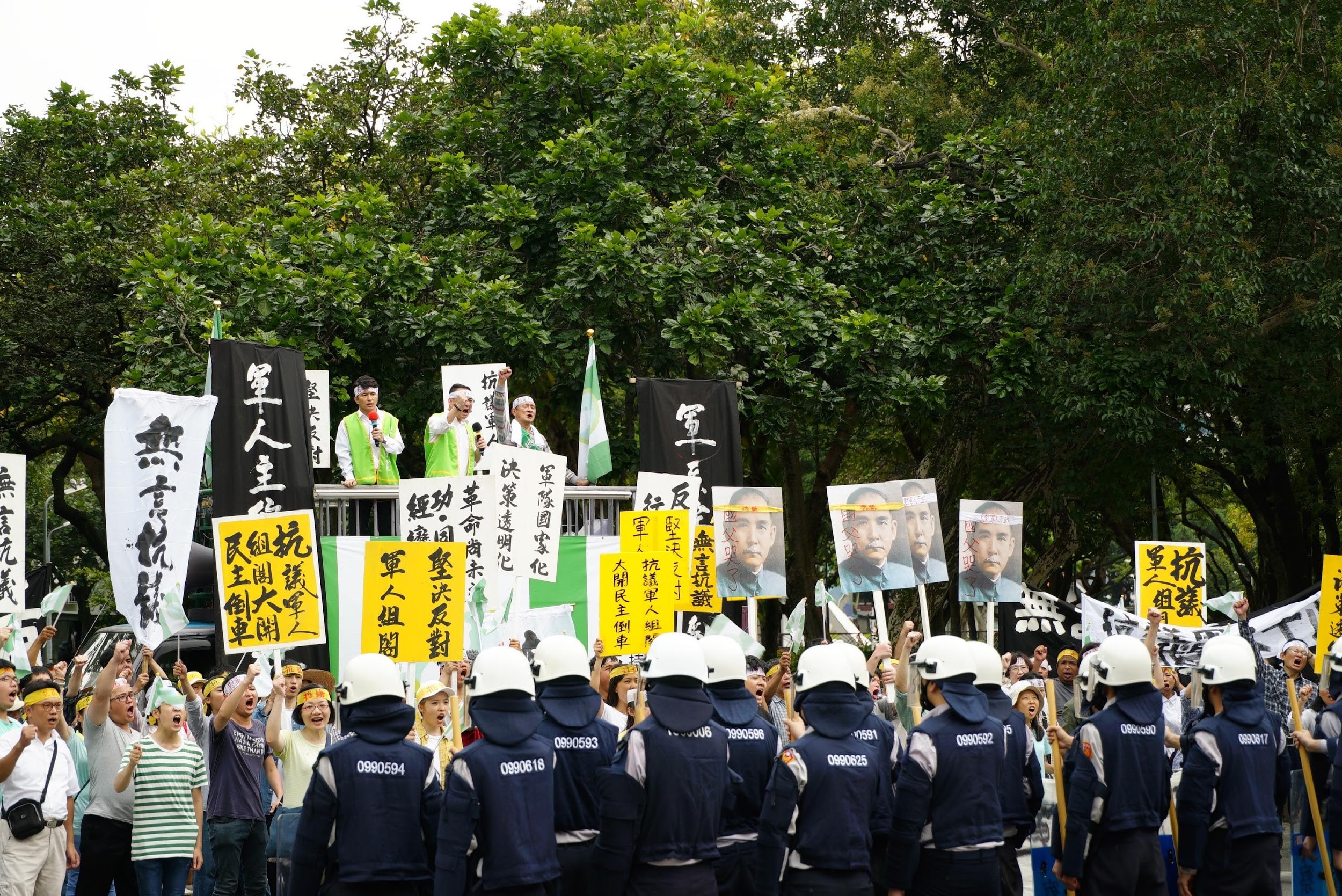 《國際橋牌社》劇中還原1990年反對軍人組閣遊行抗議現場，有大批群眾與警力，聲勢浩大。（馬克吐溫提供）