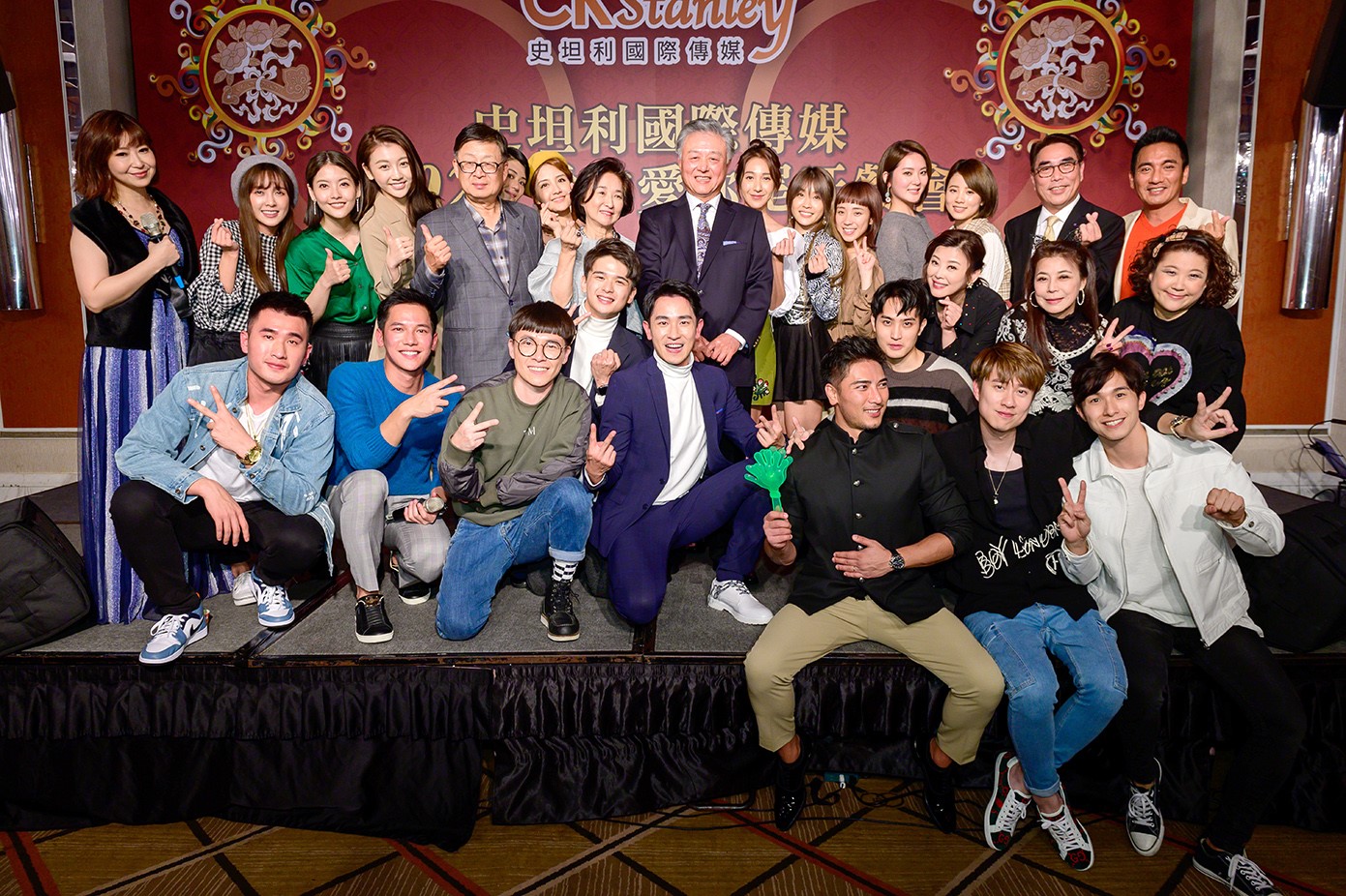 史坦利國際傳媒董事長率領《女兵日記》演員齊唱軍歌感謝已故沈一鳴將軍當初大力支持。（史坦利國際傳媒提供）
