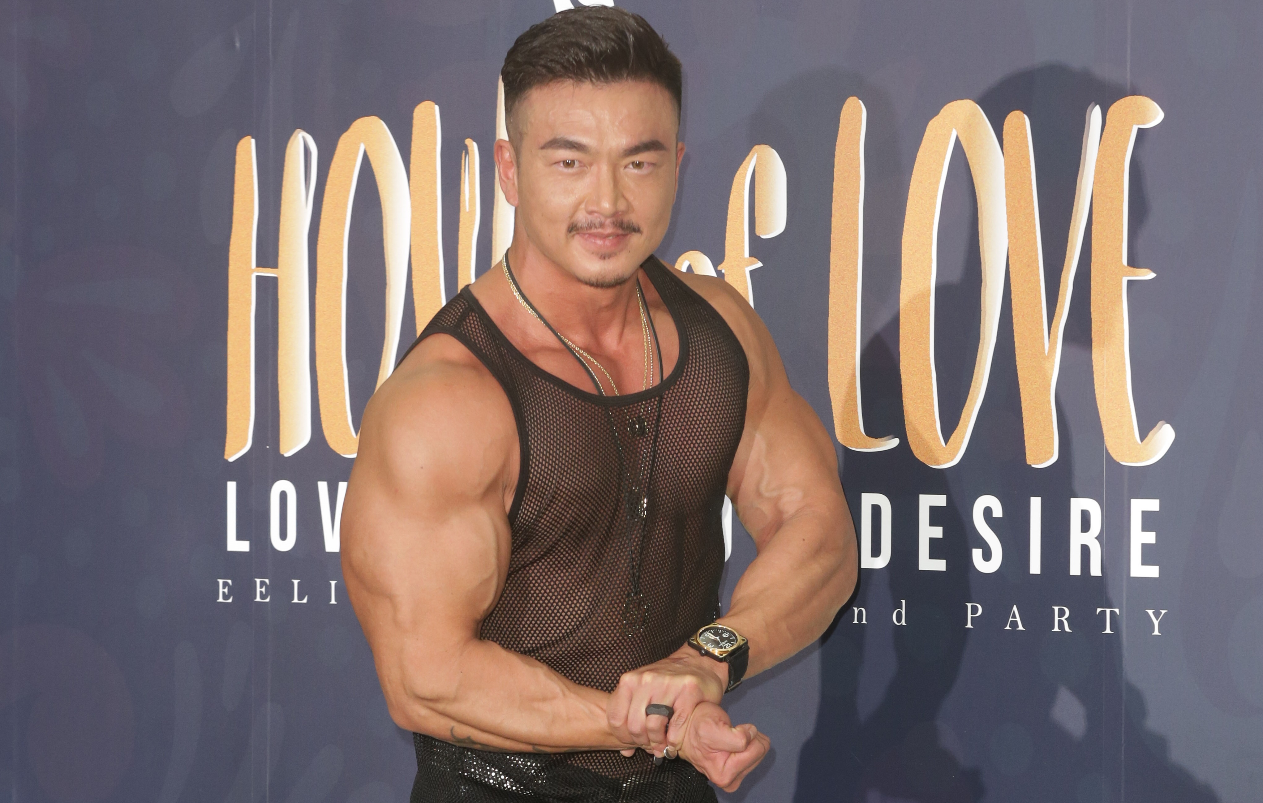 李沛旭和蔡淑臻情變傳了多時，今天他獨自一人出席伊林娛樂尾牙，終於鬆口承認分手，但還是維持「同居」的奇妙情誼！