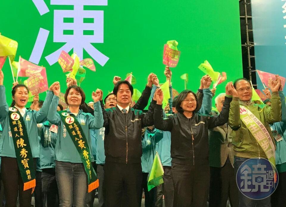 總統蔡英文與副手搭檔賴清德在彰化造勢晚會高喊凍蒜。
