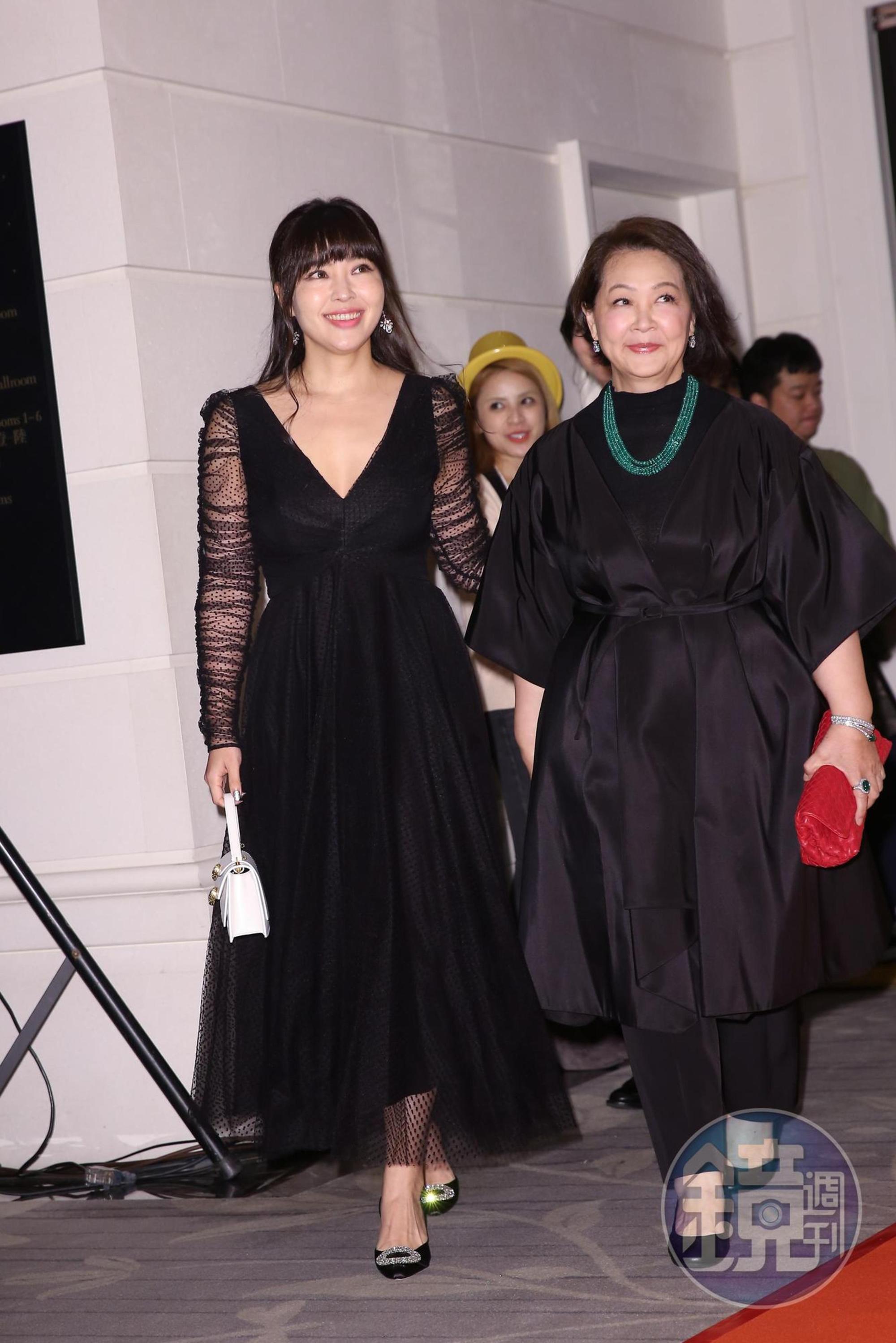 新婚剛滿一年的微風集團策略長廖曉喬與母親林美瑛感情非常好,母女倆過去經常一起出國旅遊,這次也一起走紅毯。